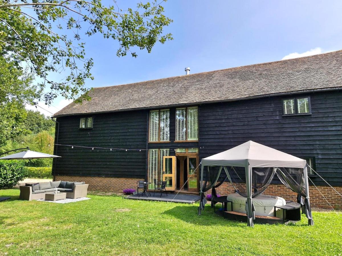 The Dairy Cottage with hot tub & pizza oven