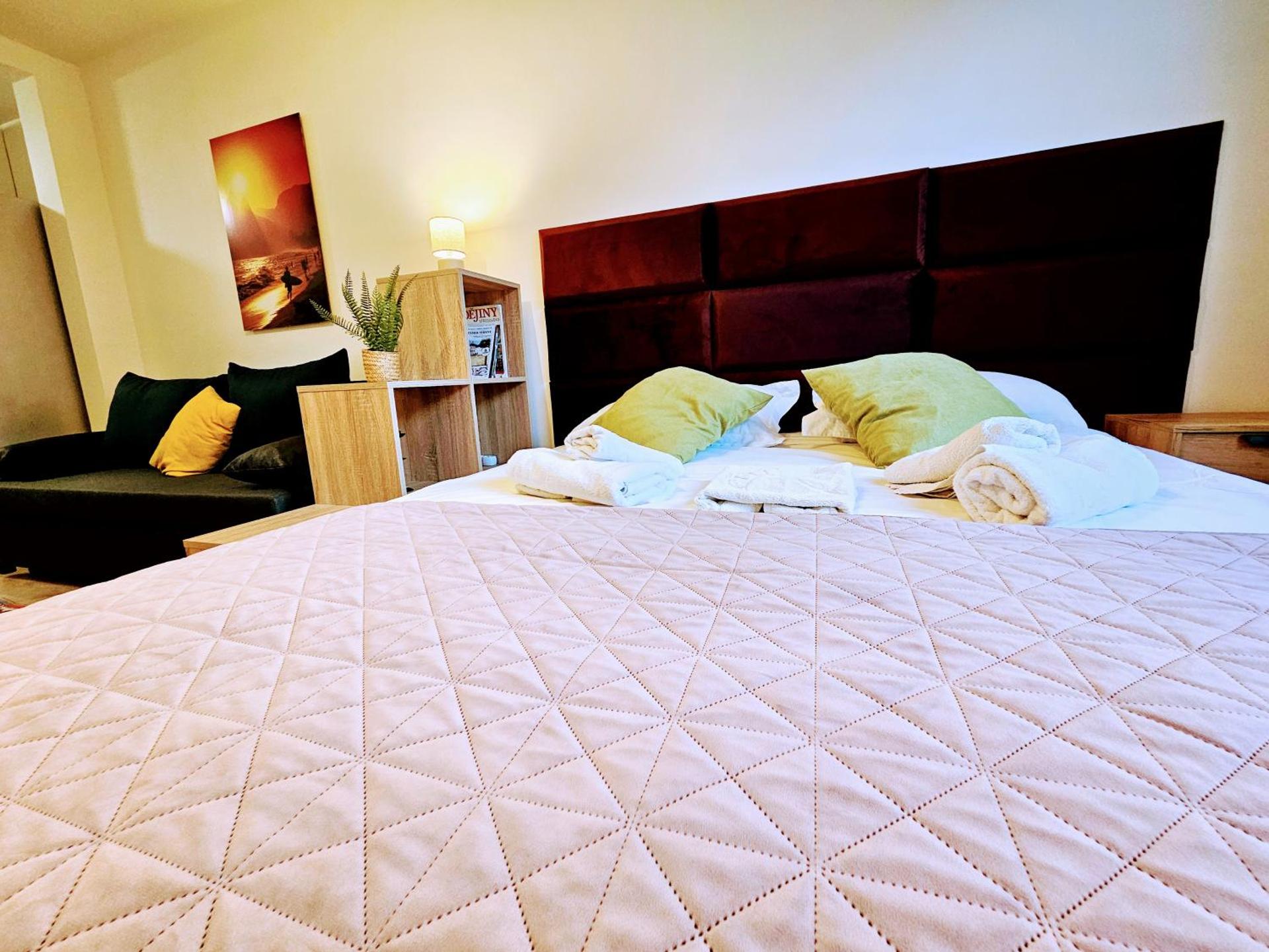 LIVE-INN COMFORT 2BR APARTMENTS, Ideal for Business Trips & Leisure with Free Parking, Near Aqua park, Lifts, Gym, Rooftop views