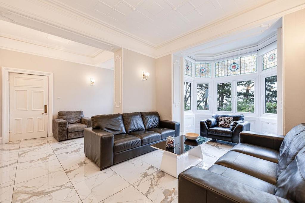 Delightful holiday home with sea views and Hot Tub