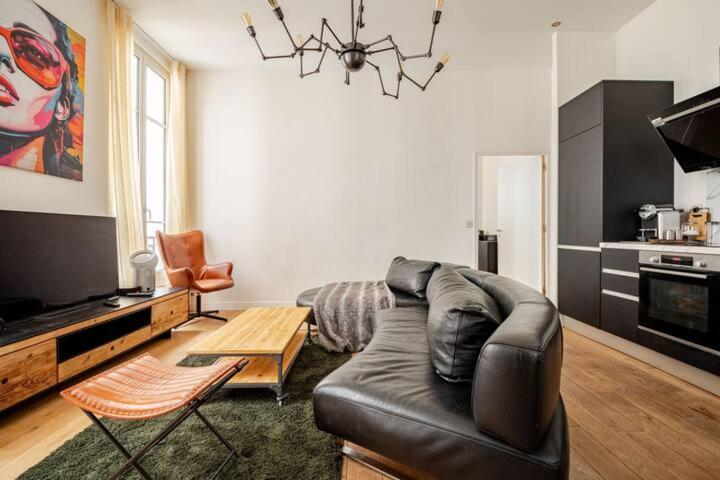 Chic Stay near Louvre & Eiffel Tour