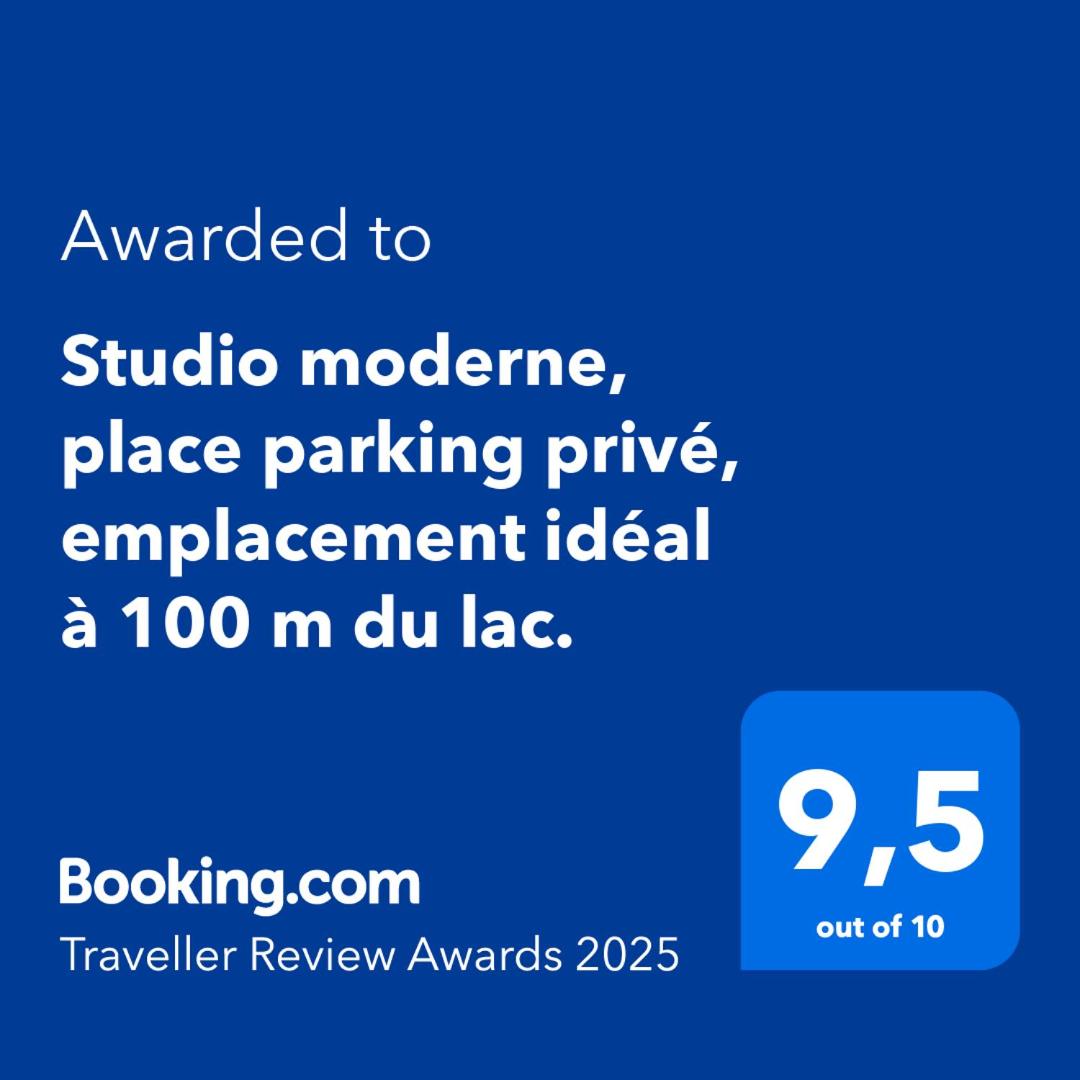 Studio moderne, place parking privé, emplacement idéal à 100 m du lac.