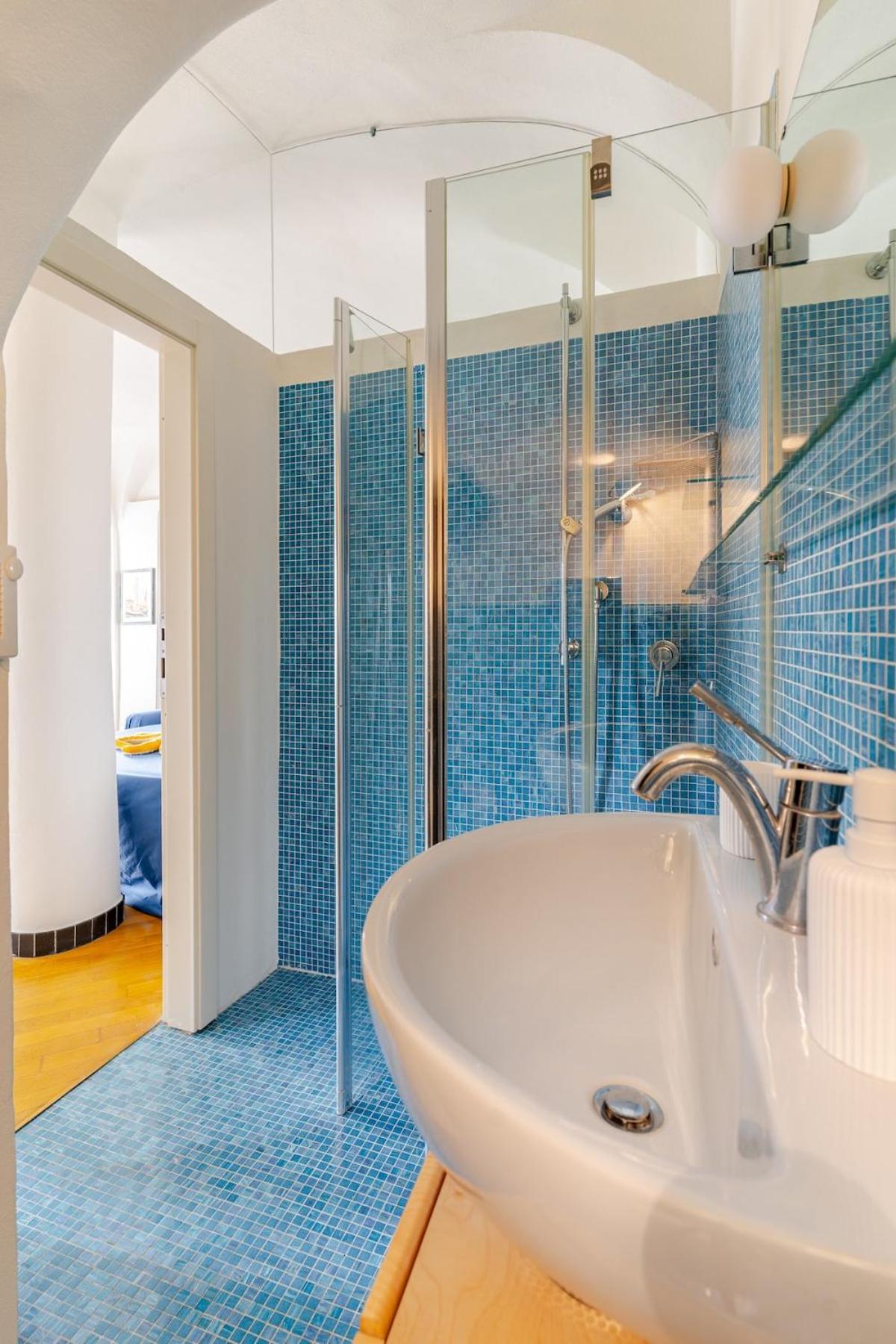 Sea View Suite - Sleeps 3 - Free Parking