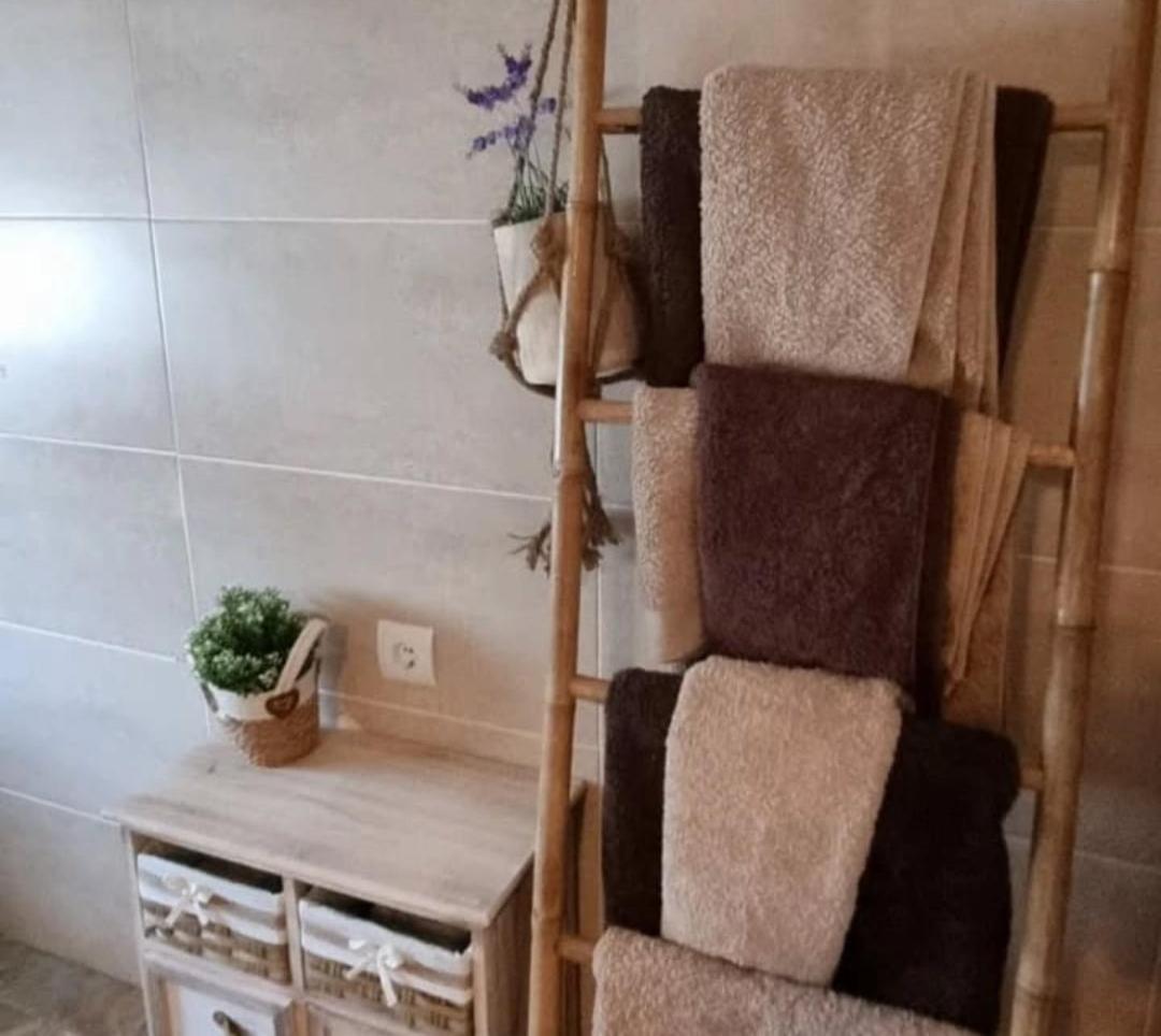 Casa con vistas, piscina y animales de granja, LA CASETA