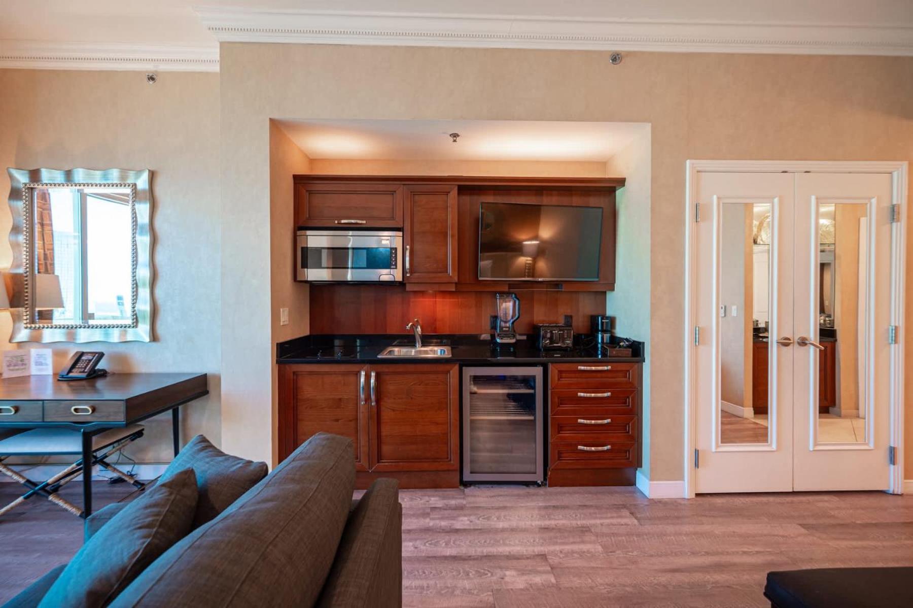 No Resort Fee Strip View Balcony+ Free Valet+ Pool