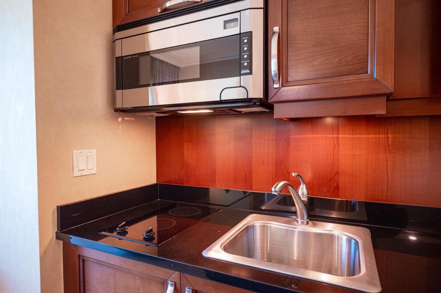 No Resort Fee Strip View Balcony+ Free Valet+ Pool