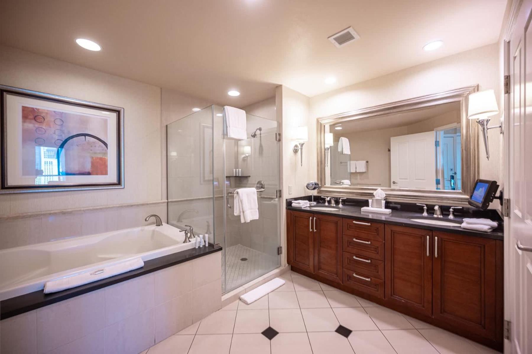 No Resort Fee Strip View Balcony+ Free Valet+ Pool