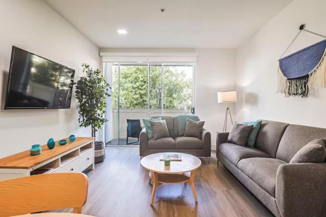 Spacious 2BDR in SM - 5 minutes walk to the beach!