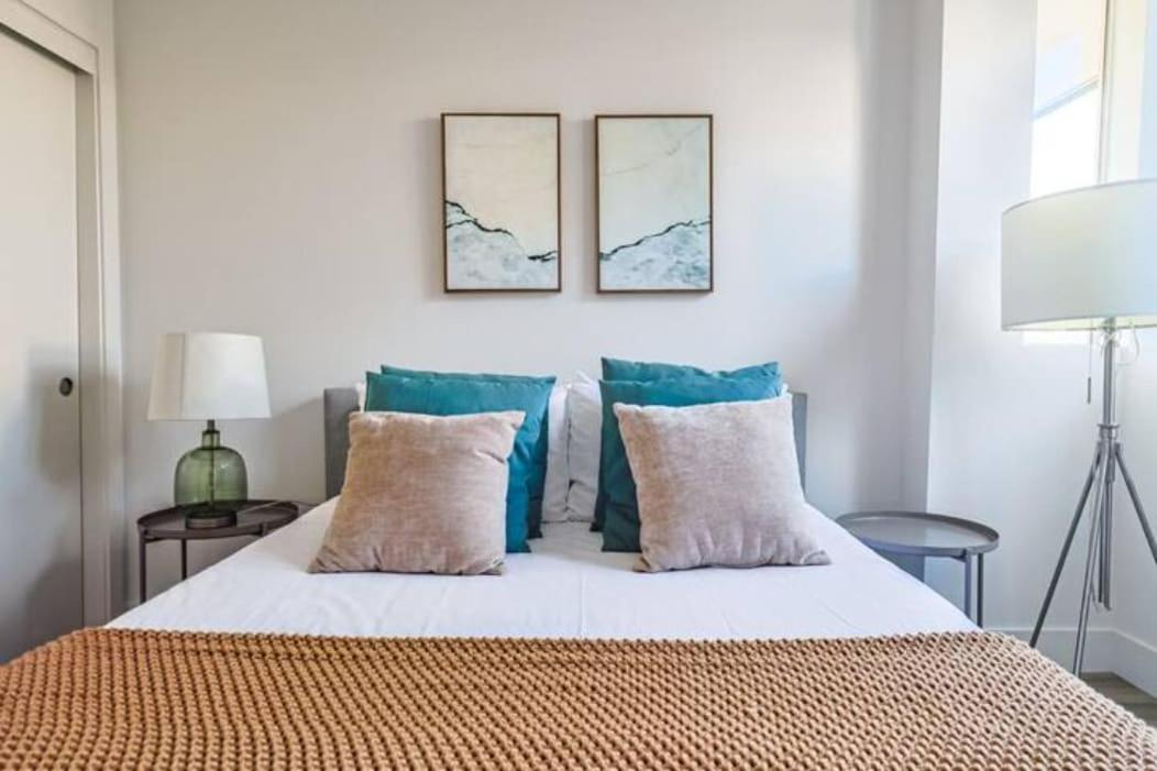 Spacious 2BDR in SM - 5 minutes walk to the beach!