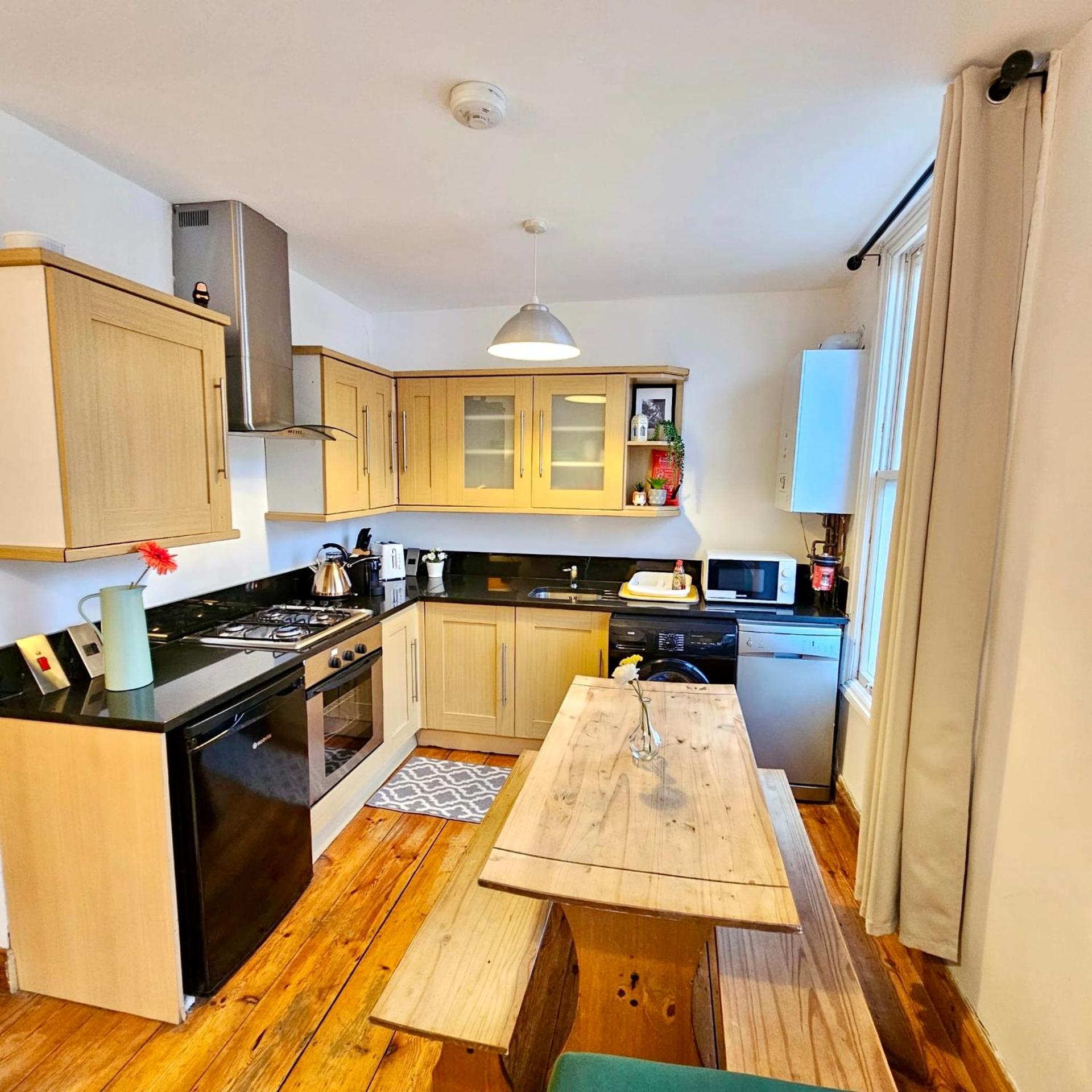 Lovely 1 Bed Apartment 2 min to Station