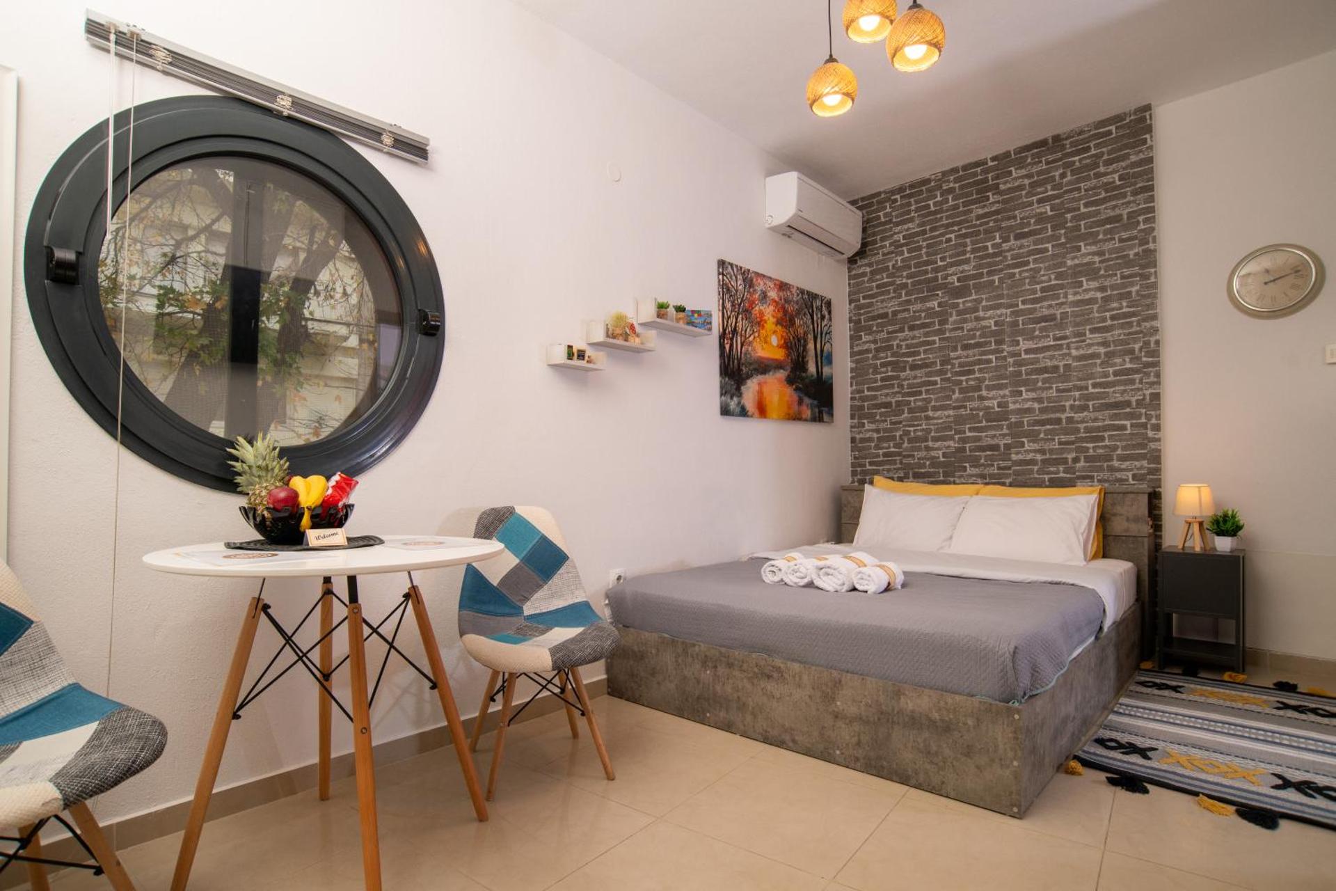 Central & Riverfront Room 1