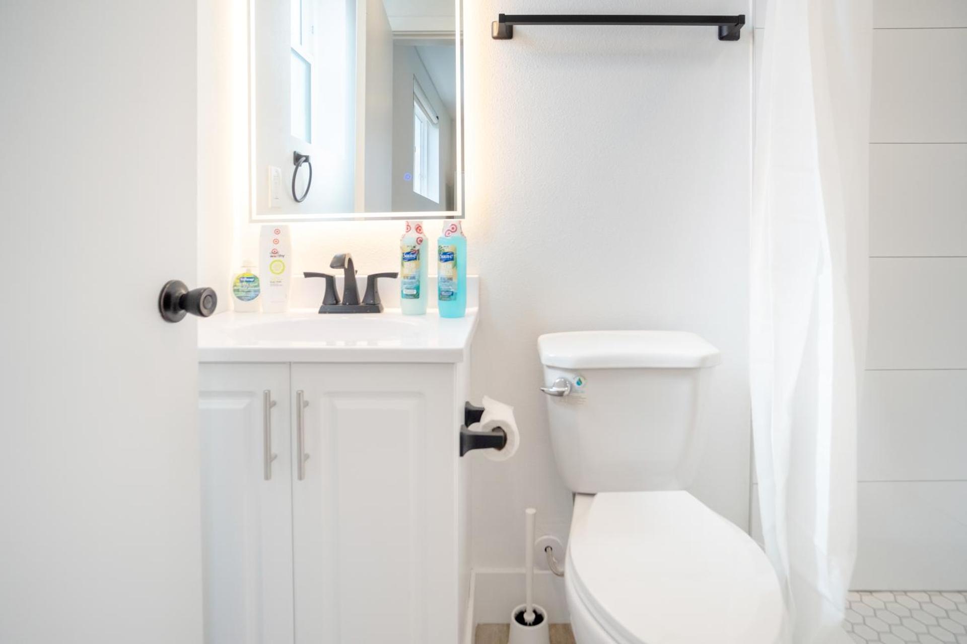 Cozy LA Retreat Near USC Steps to Koreatown & Downtown