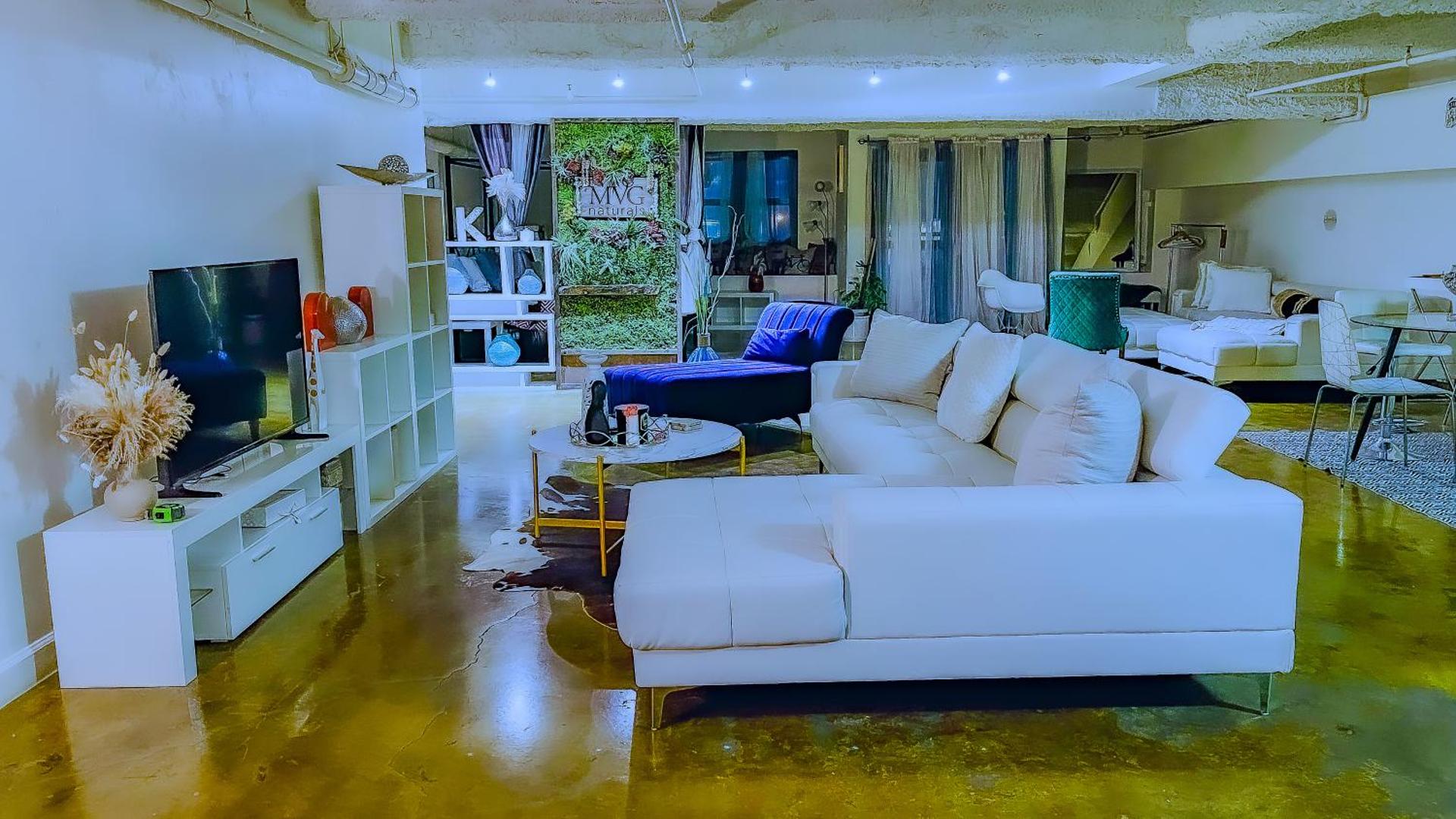 Huge Downtown LA Loft with Rooftop Pool & Jacuzzi