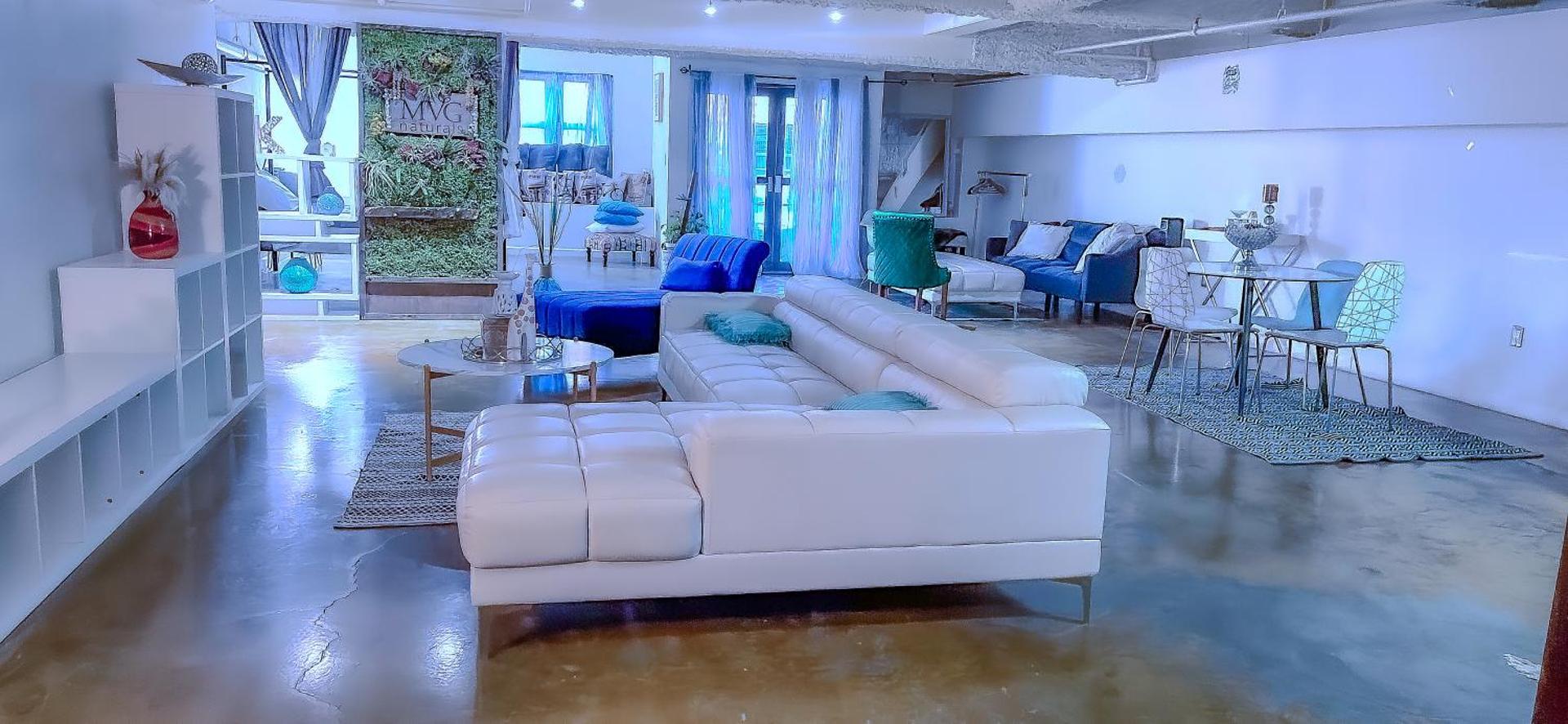 Huge Downtown LA Loft with Rooftop Pool & Jacuzzi