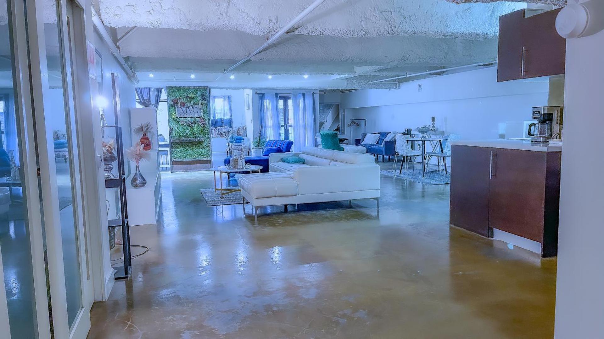 Huge Downtown LA Loft with Rooftop Pool & Jacuzzi