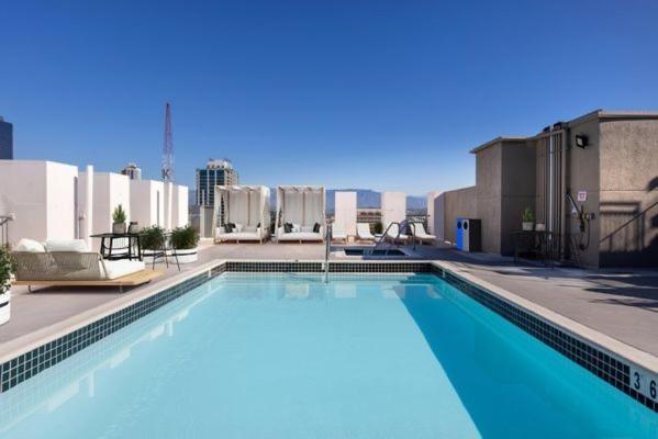Huge Downtown LA Loft with Rooftop Pool & Jacuzzi