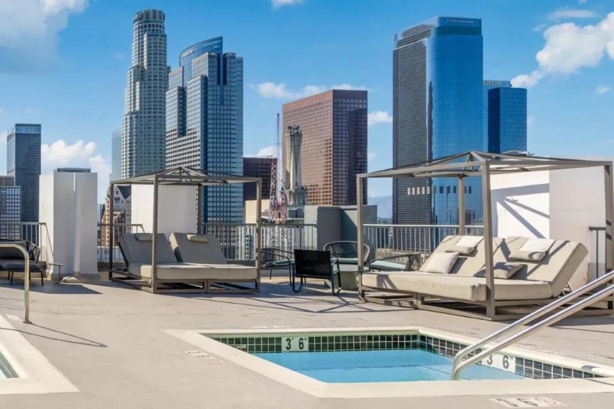 Huge Downtown LA Loft with Rooftop Pool & Jacuzzi