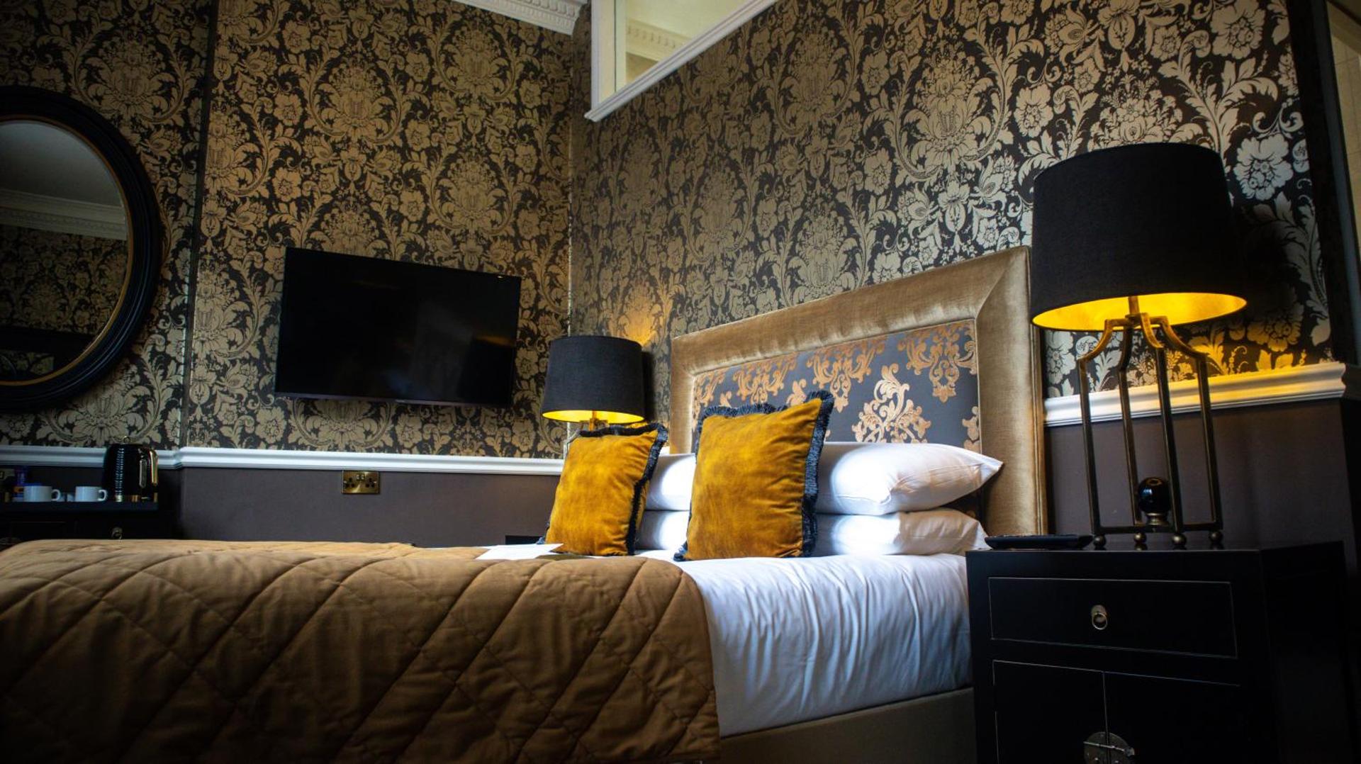 Communal lounge/ TV room