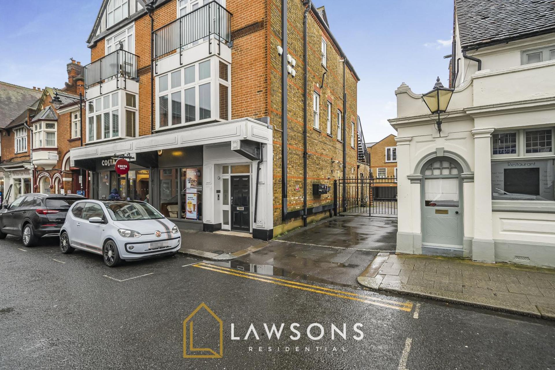 Downtown Living by Lawsons with free parking