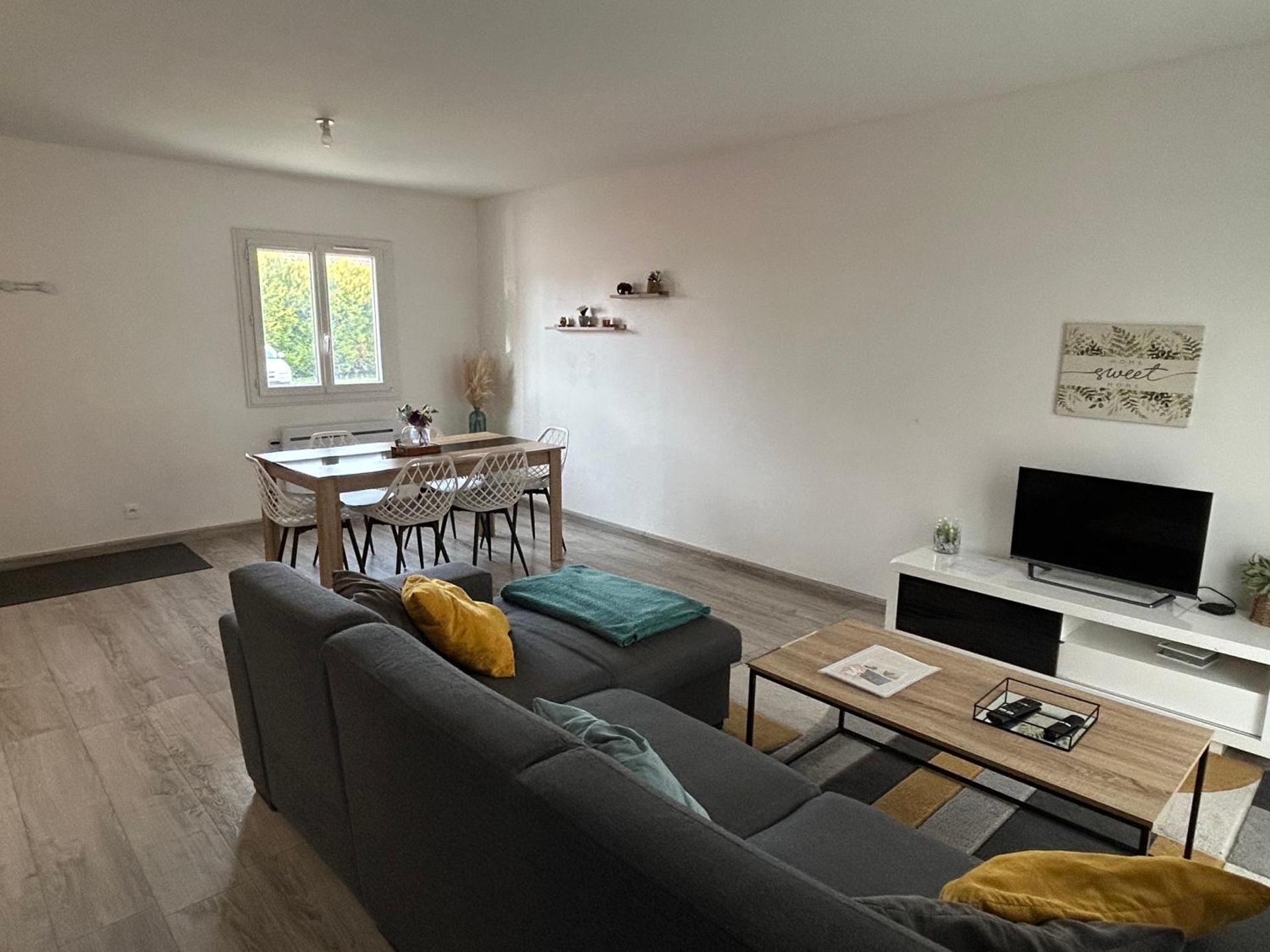 Maison Mitoyenne avec cour + parking