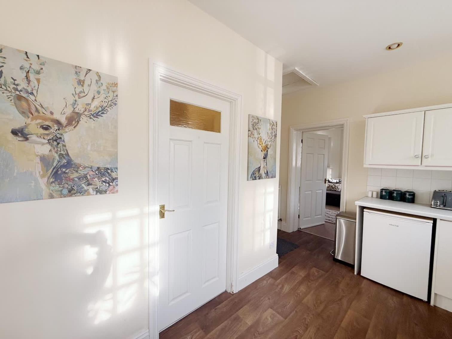 Cosy 1-bedroom cottage next to Combe Lodge Venue