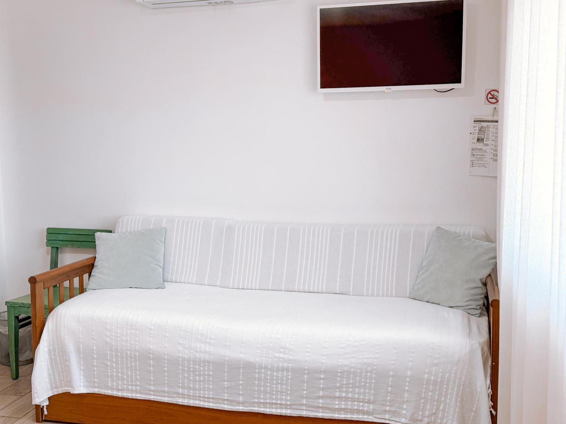 Deluxe Room (2 Adults + 1 Child)