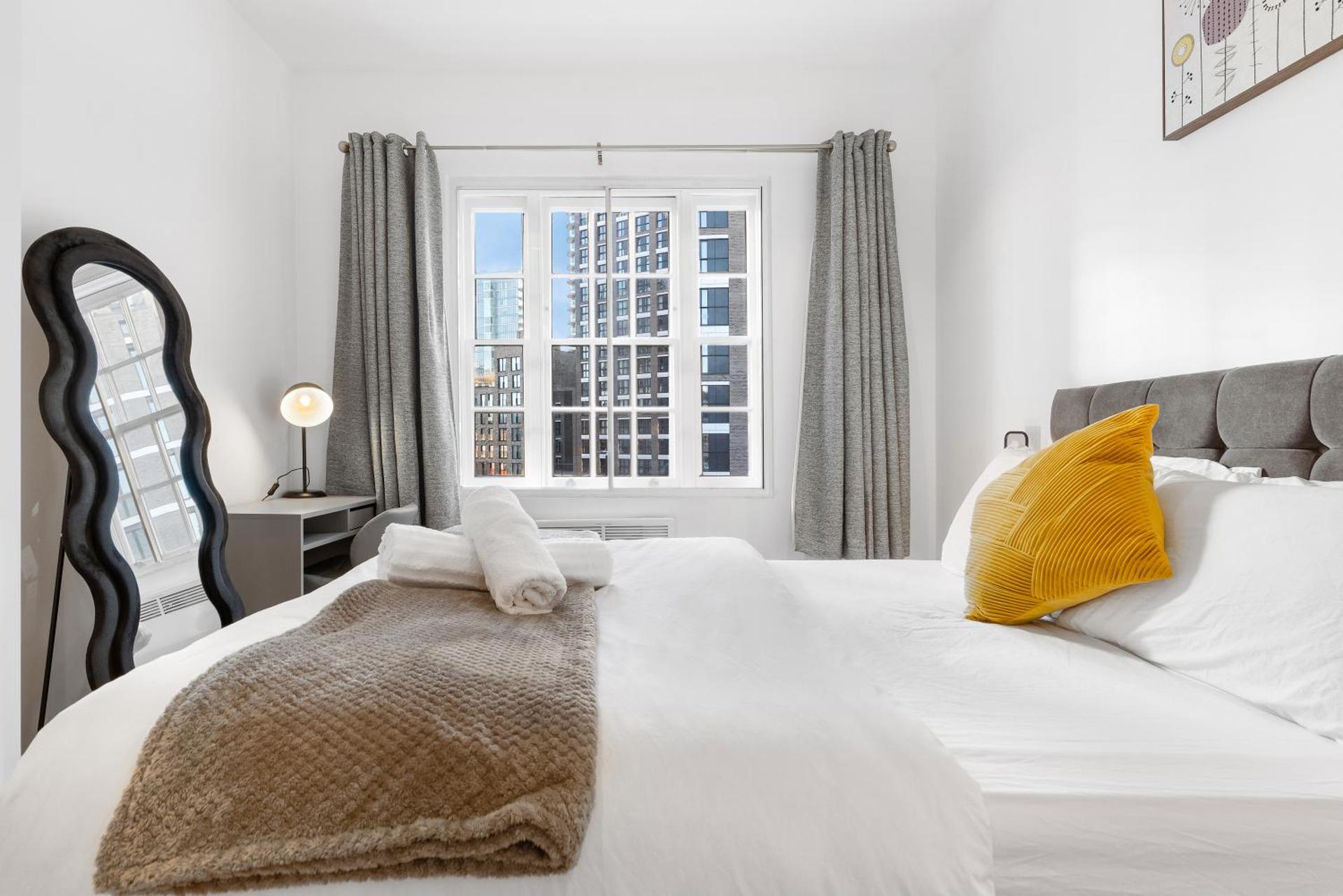 Modern Luxury Apartment next to Aldgate East Station, long term contractor pricing available