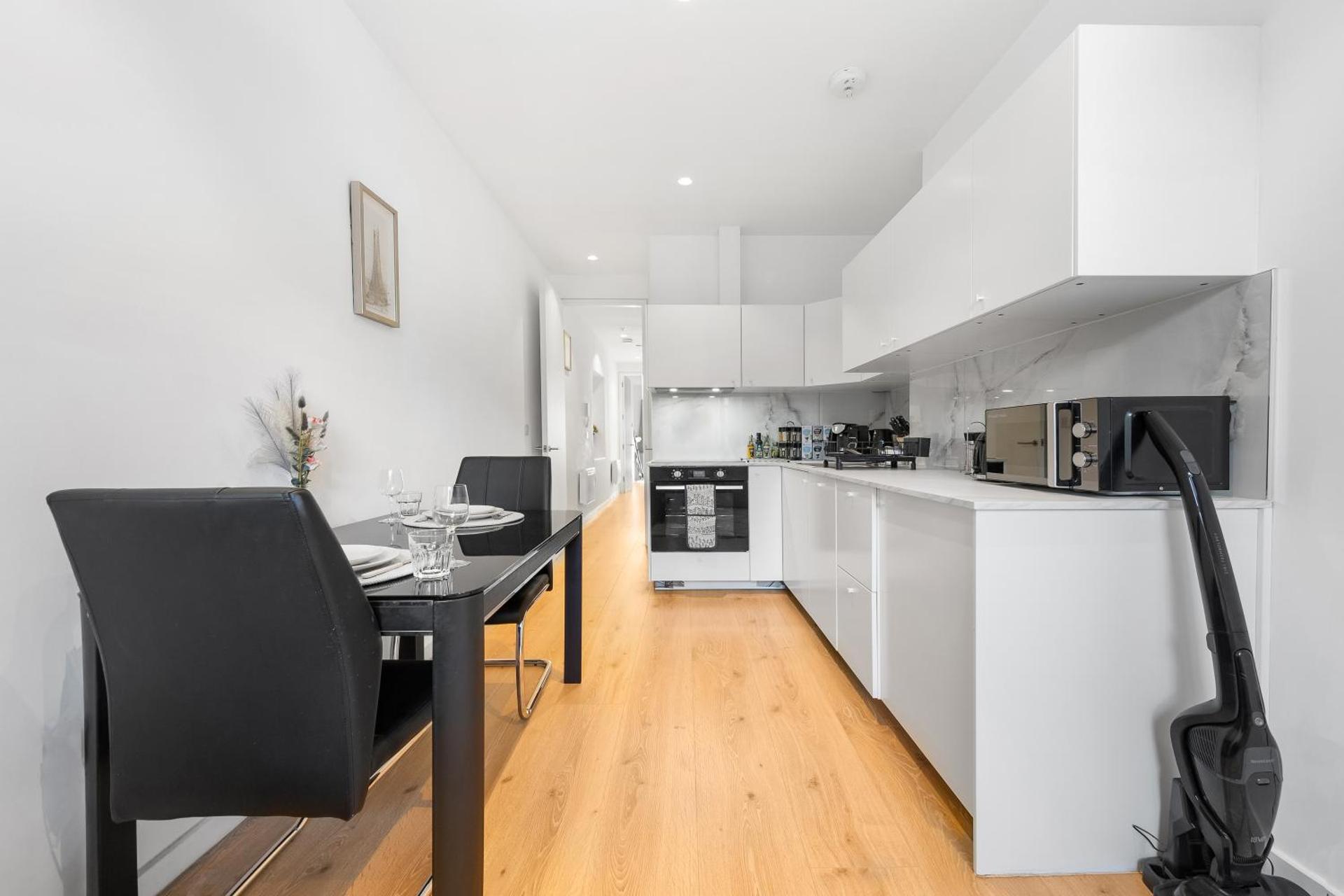 Modern Luxury Apartment next to Aldgate East Station, long term contractor pricing available