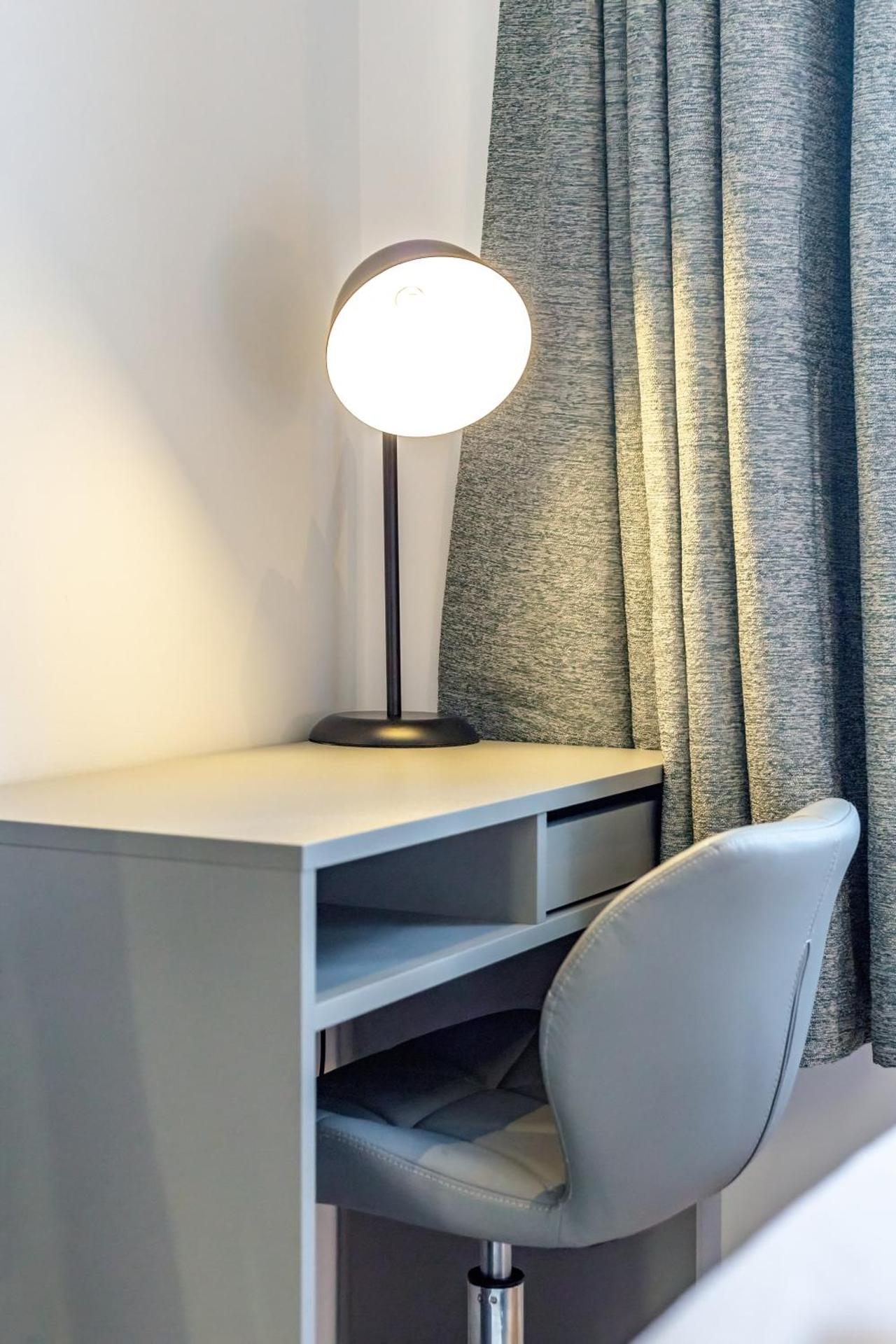 Modern Luxury Apartment next to Aldgate East Station, long term contractor pricing available