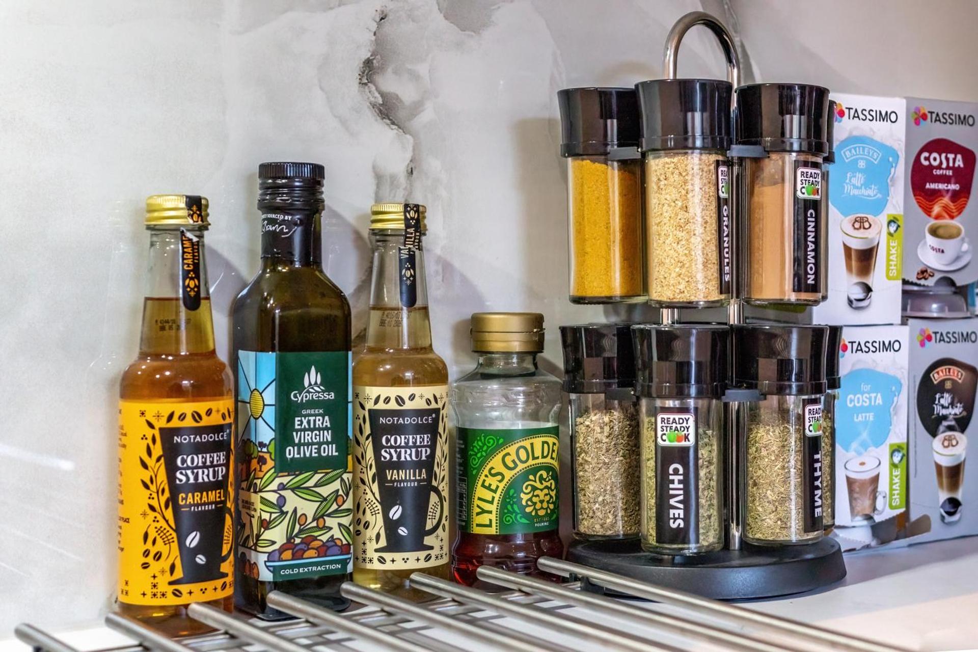 Modern Luxury Apartment next to Aldgate East Station, long term contractor pricing available