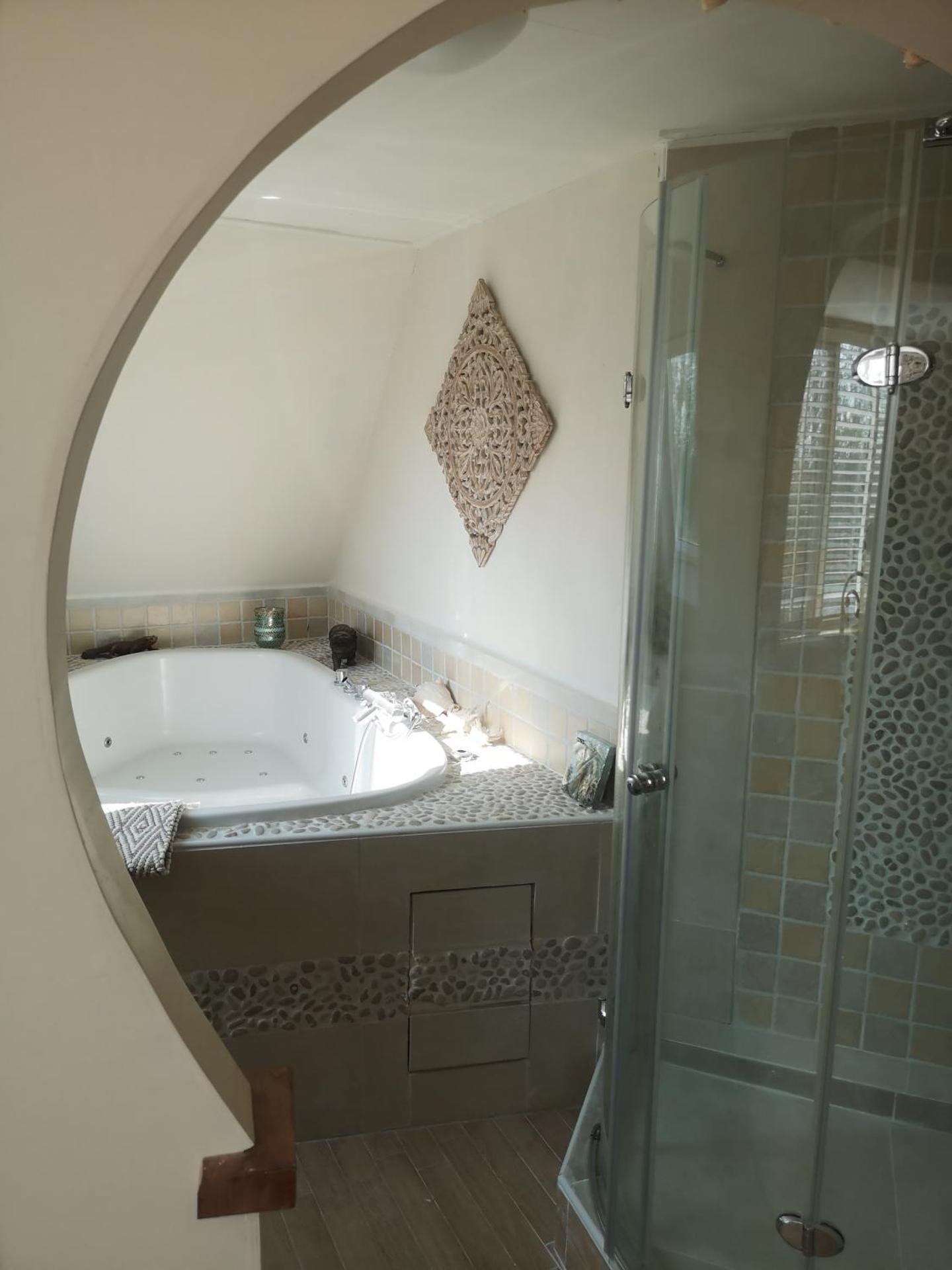 Modern Cozy Asian Style bedroom with Kingsize Spa bath