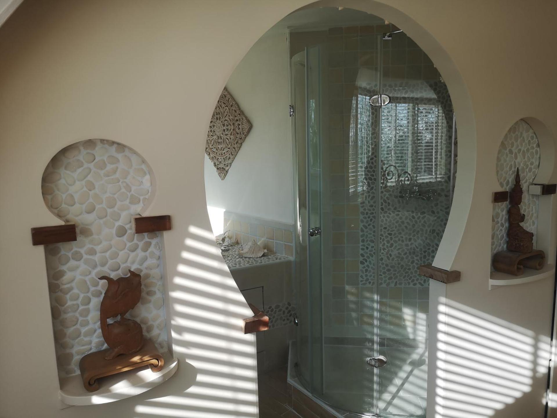 Modern Cozy Asian Style bedroom with Kingsize Spa bath