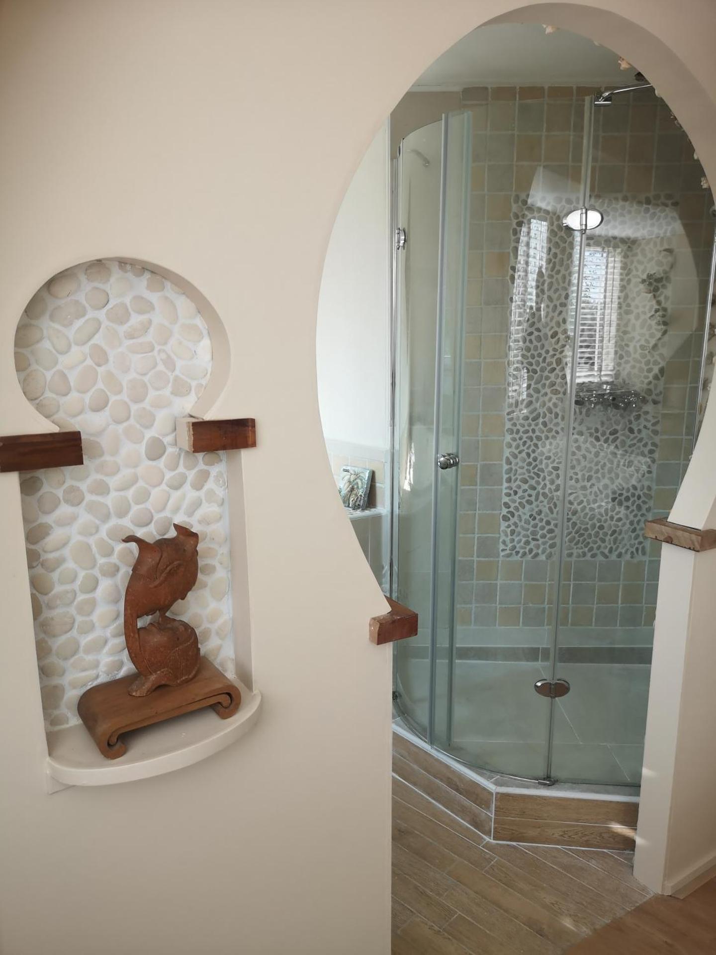 Modern Cozy Asian Style bedroom with Kingsize Spa bath