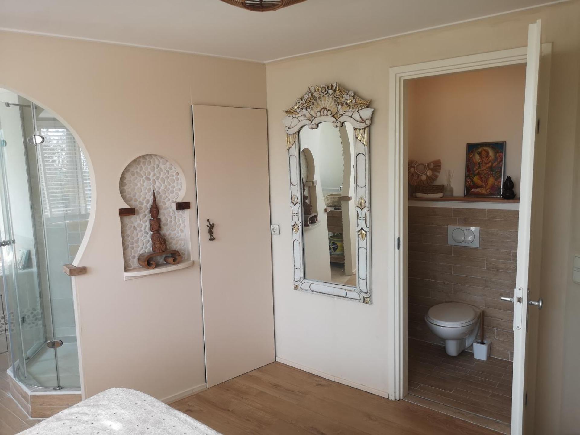 Modern Cozy Asian Style bedroom with Kingsize Spa bath