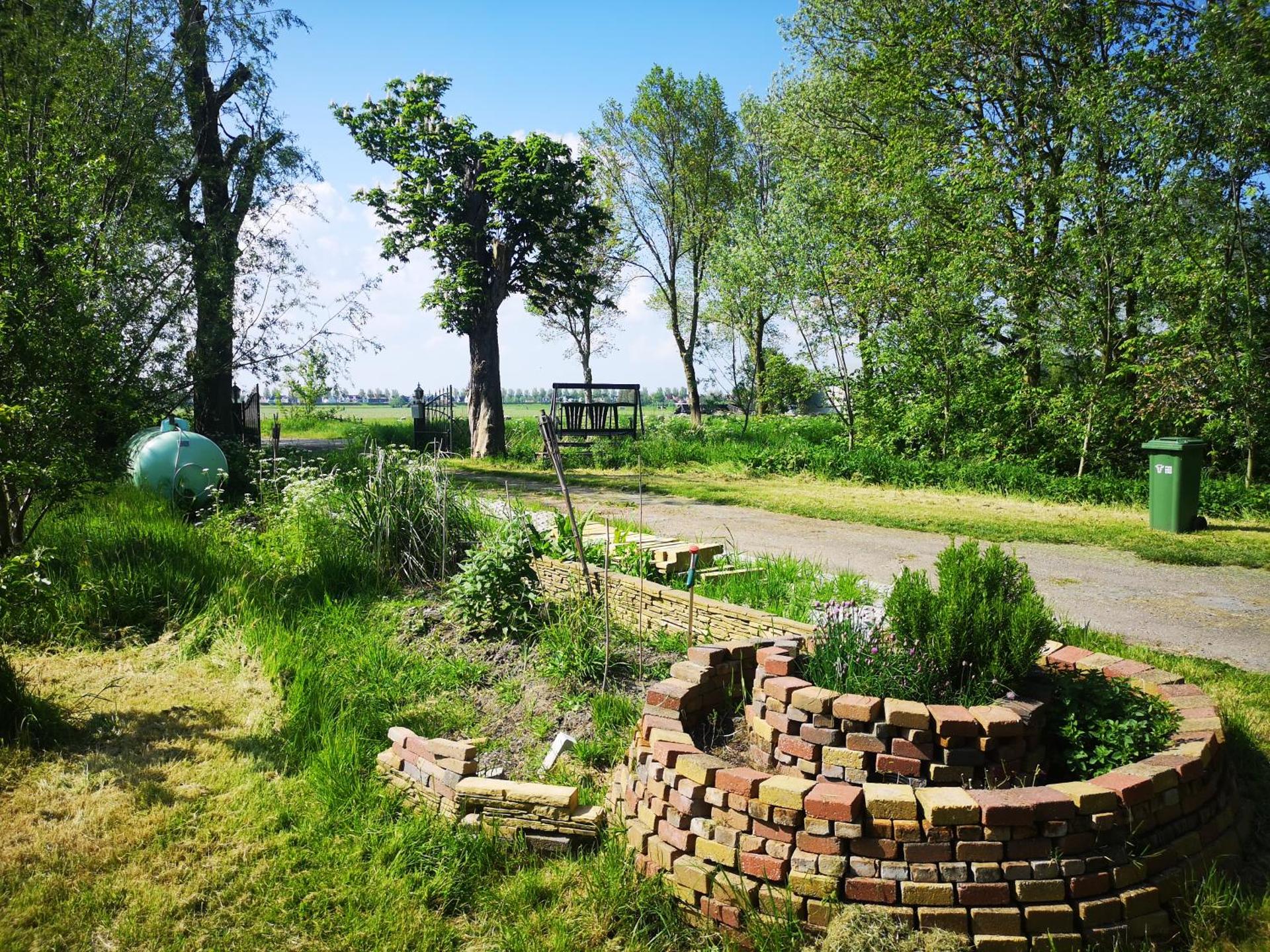Modern Cozy Asian Style bedroom with Kingsize Spa bath
