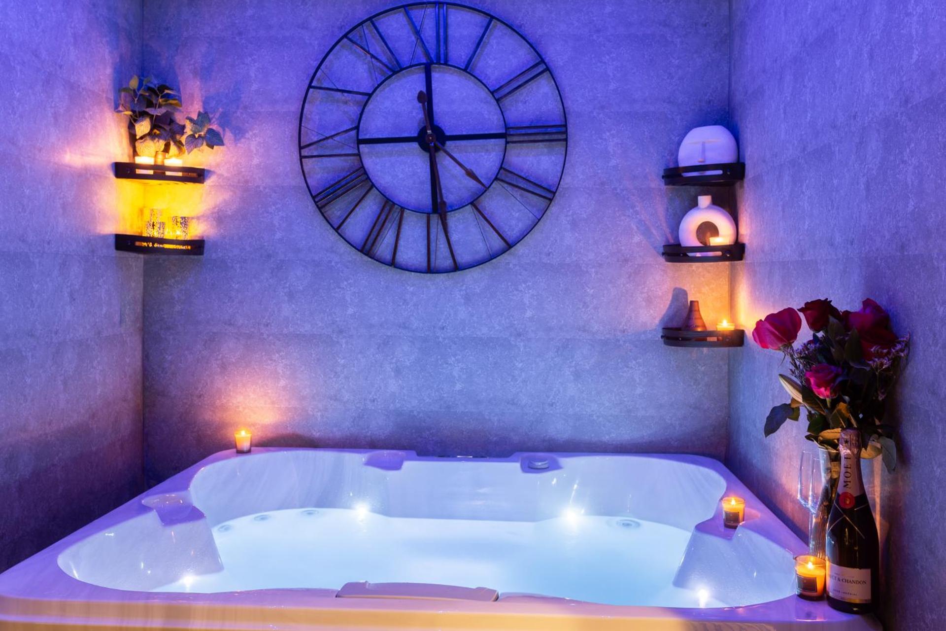 Newly Renovated Studio with Jacuzzi in Sheffield!