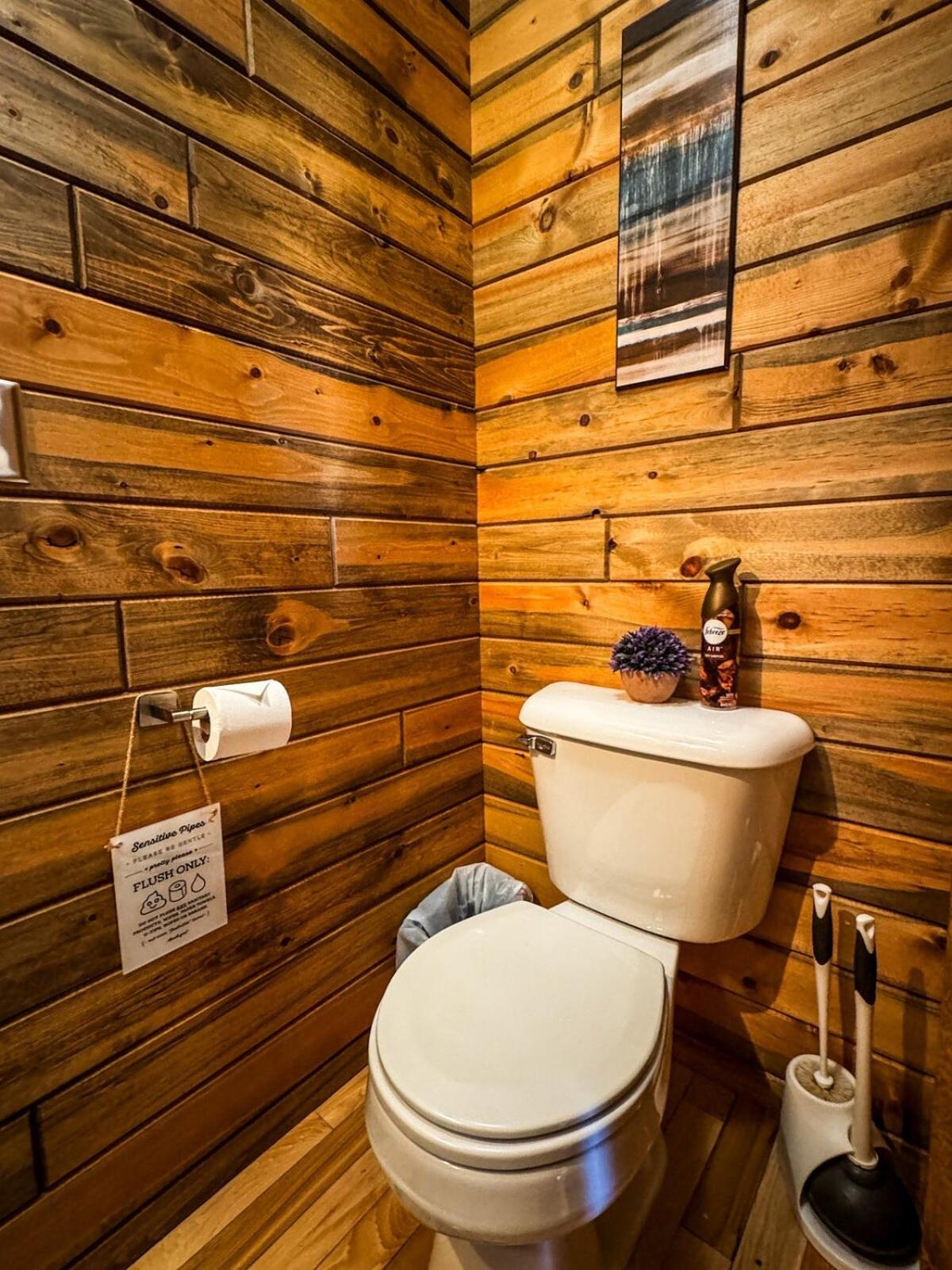 THE LOFT 3 level urban cabin with a HUGE patio!