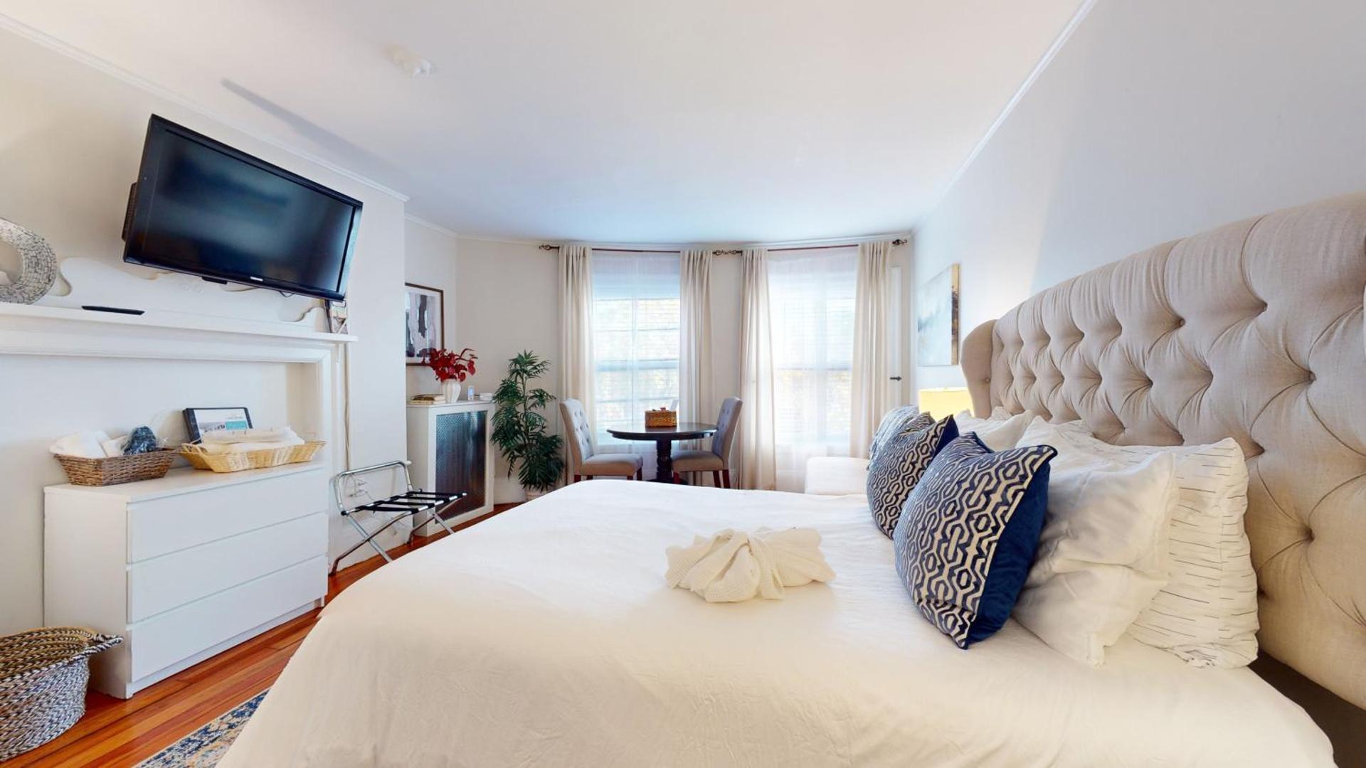 Large Private Room, walk to Fenway, BU, Hospitals