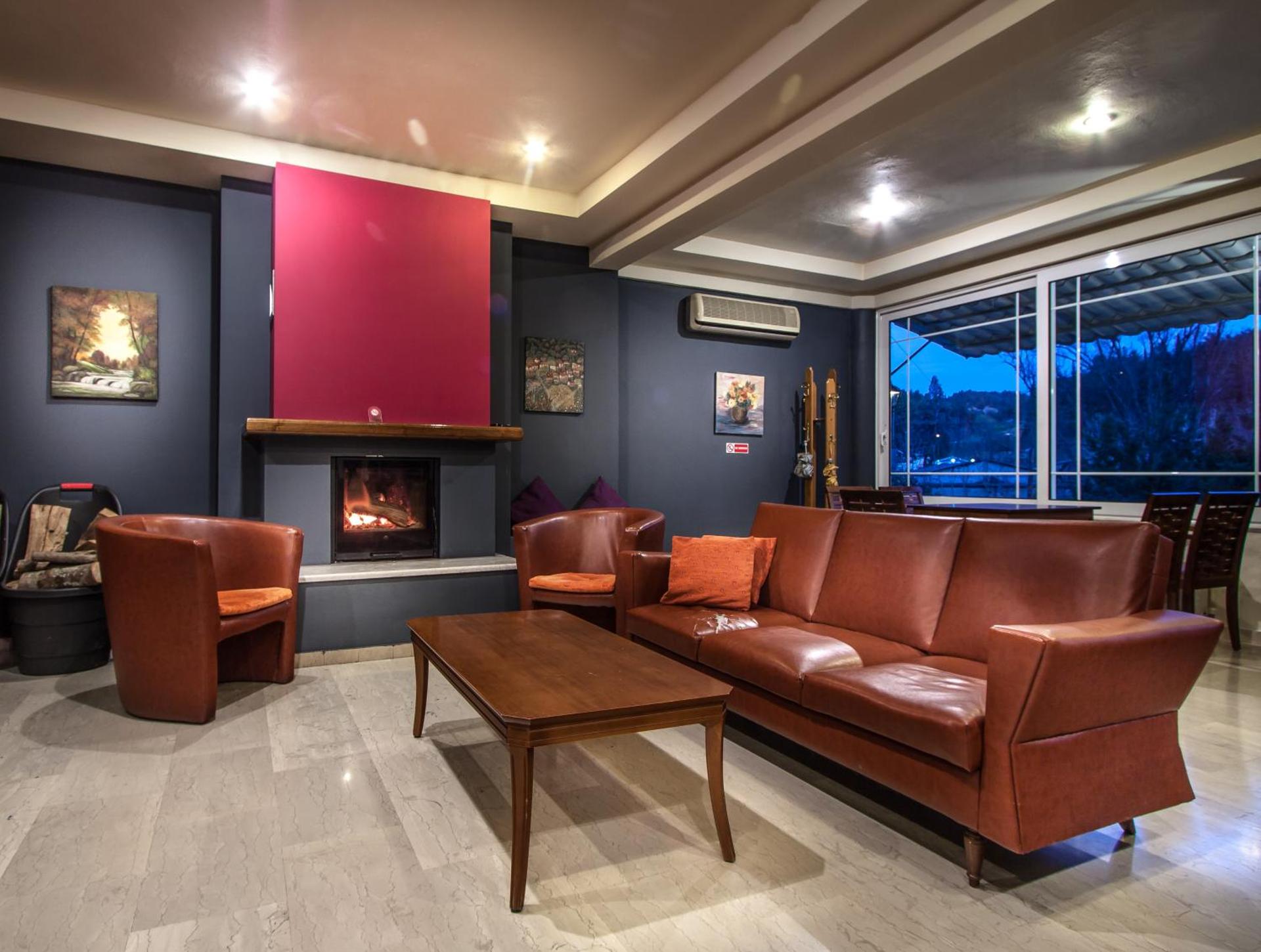 Communal lounge/ TV room