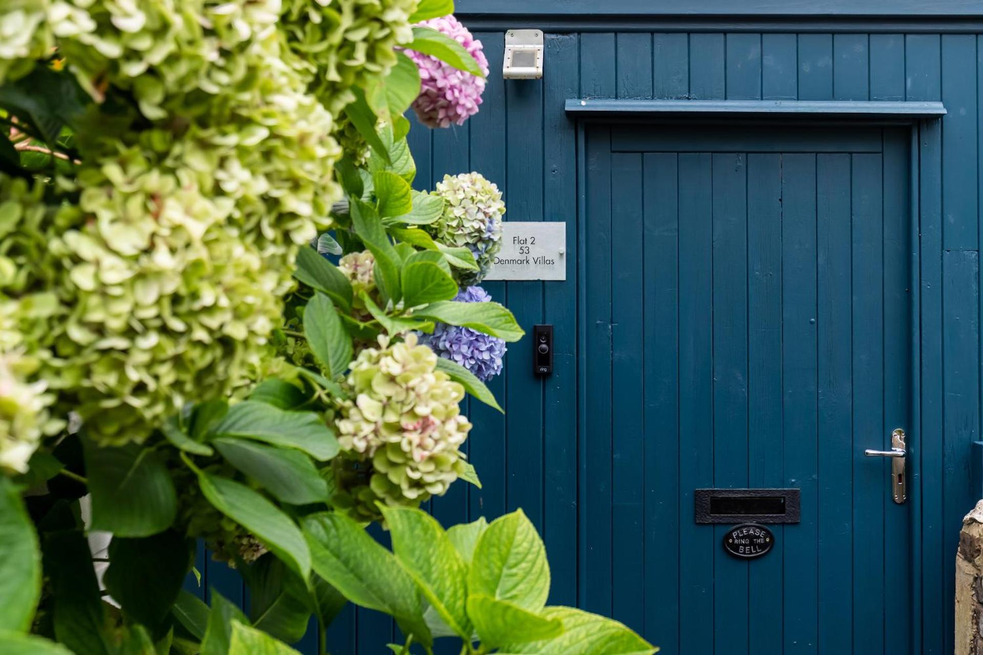 Spacious 2 bedroom apartment with beautiful garde