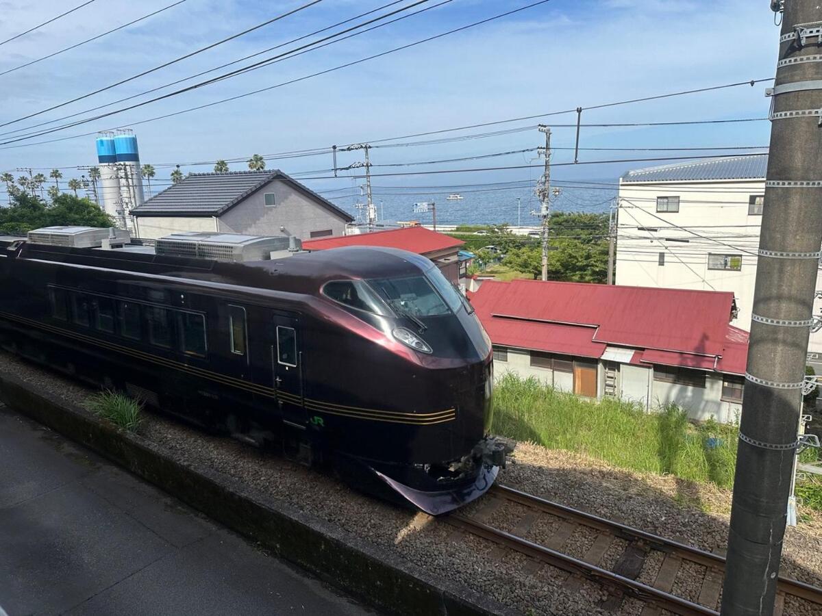 窓際から海と鉄道が見える宿 サウナ プロジェクター カラオケ完備 トリックマーメイド