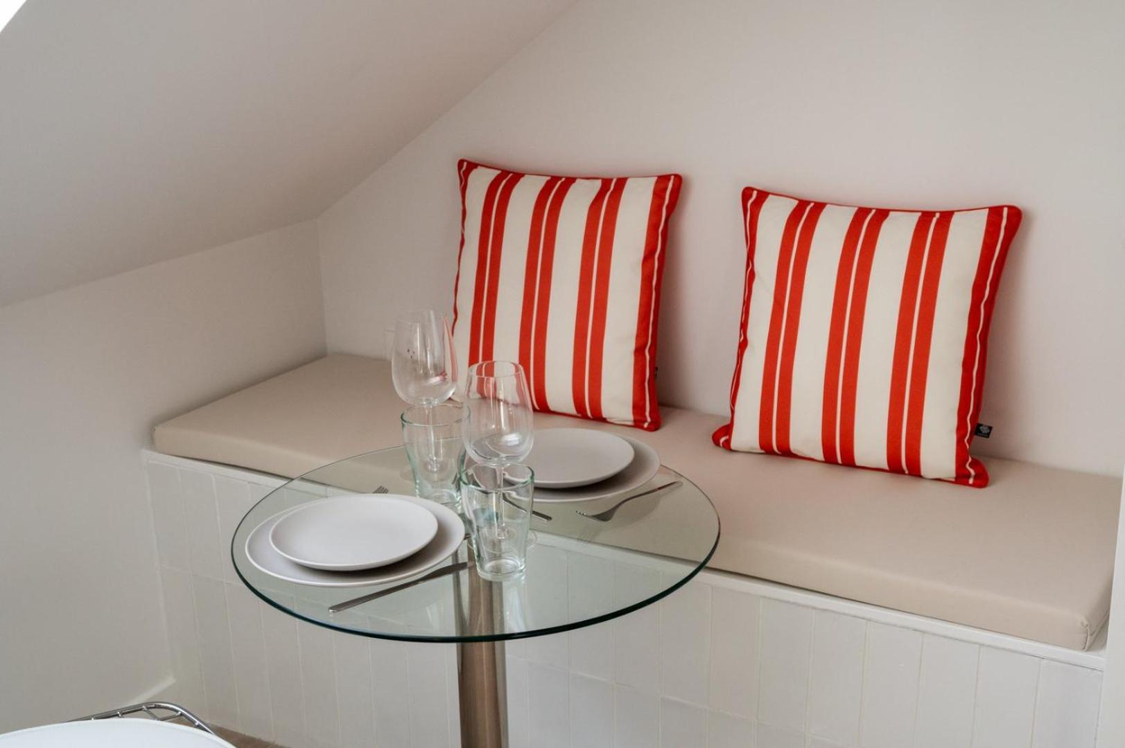 Studio sous les combles côté cour, parking gratuit