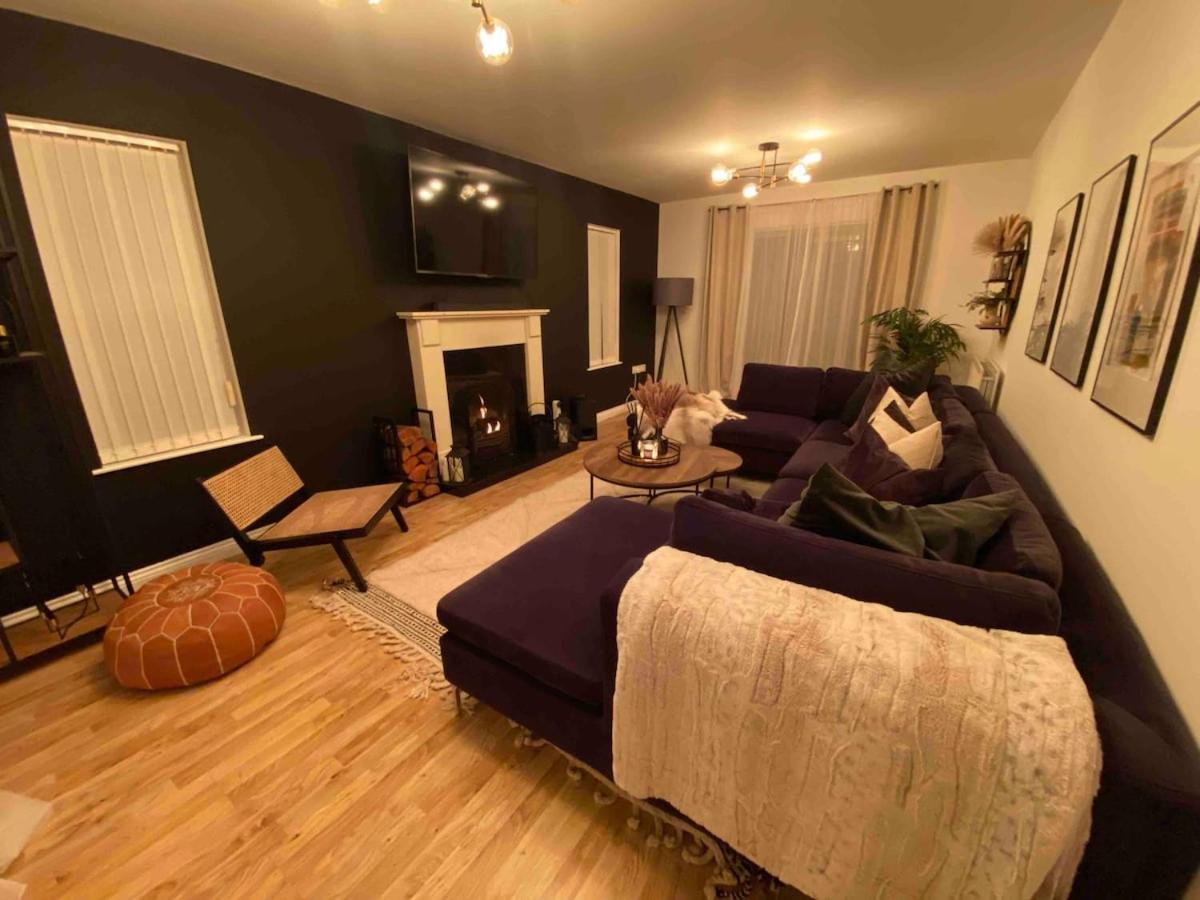 Large Modern home, 5 mins to town Centre