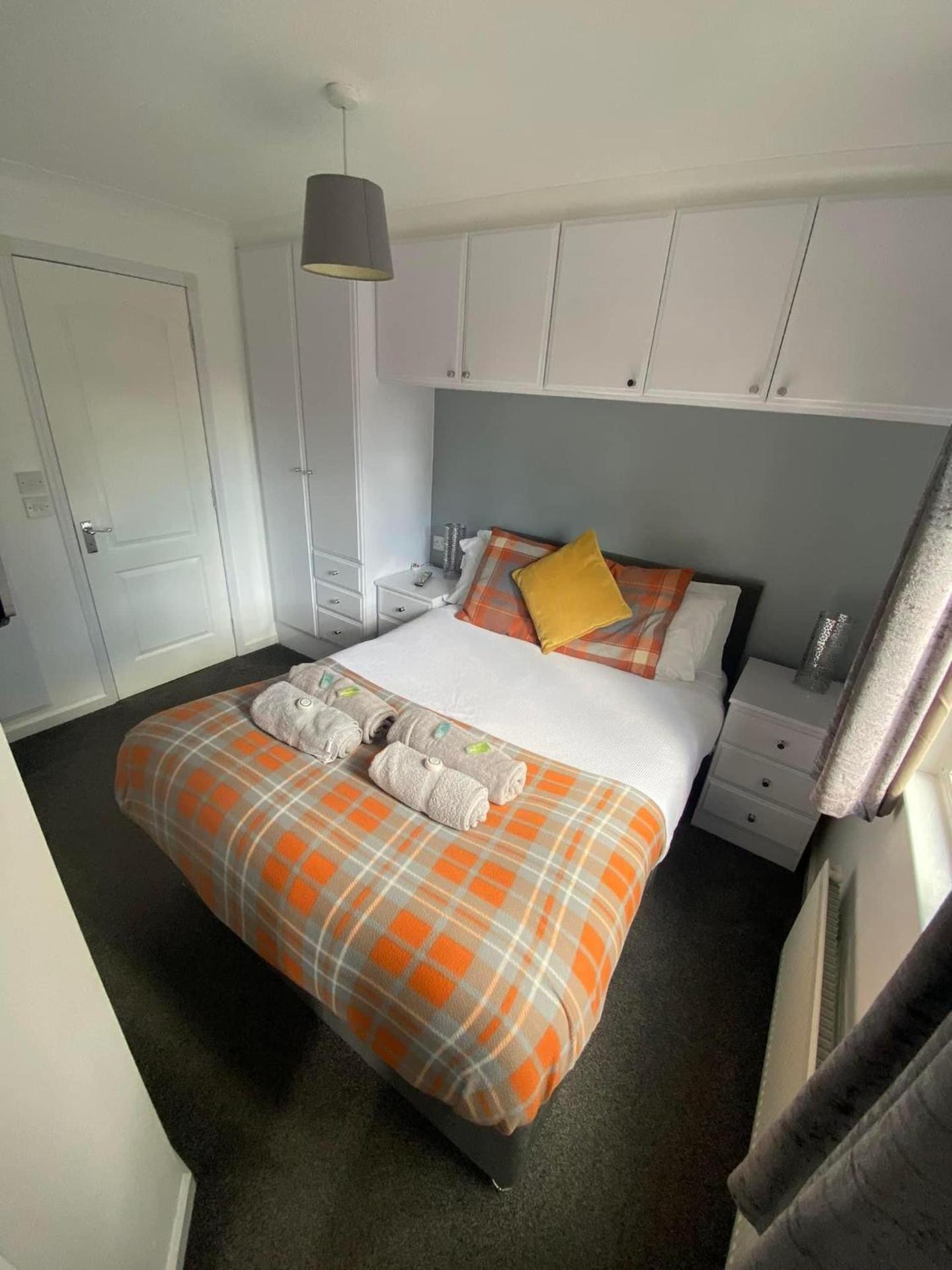 Tranquil Lodge hot tub and free golf