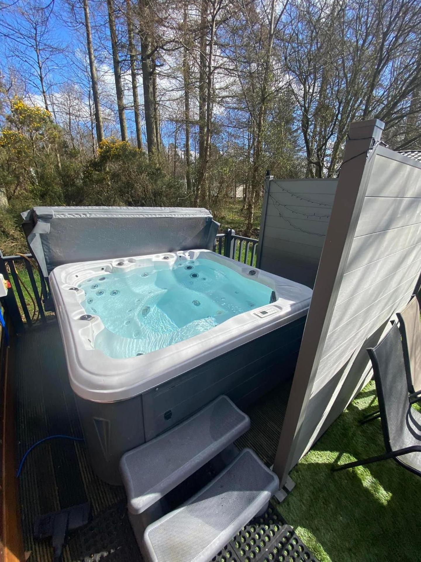 Tranquil Lodge hot tub and free golf