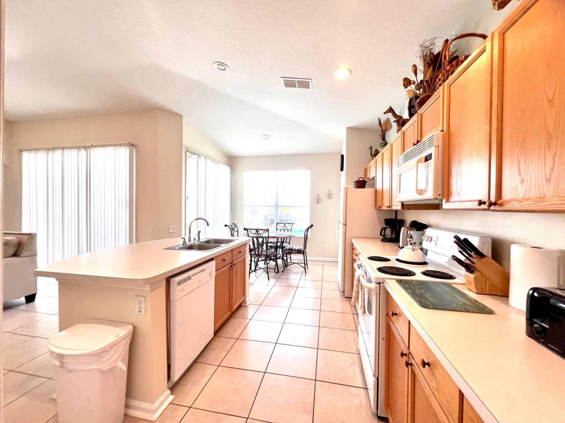 Windsor Palm Resort 3 miles to Disney 4 Bedrooms