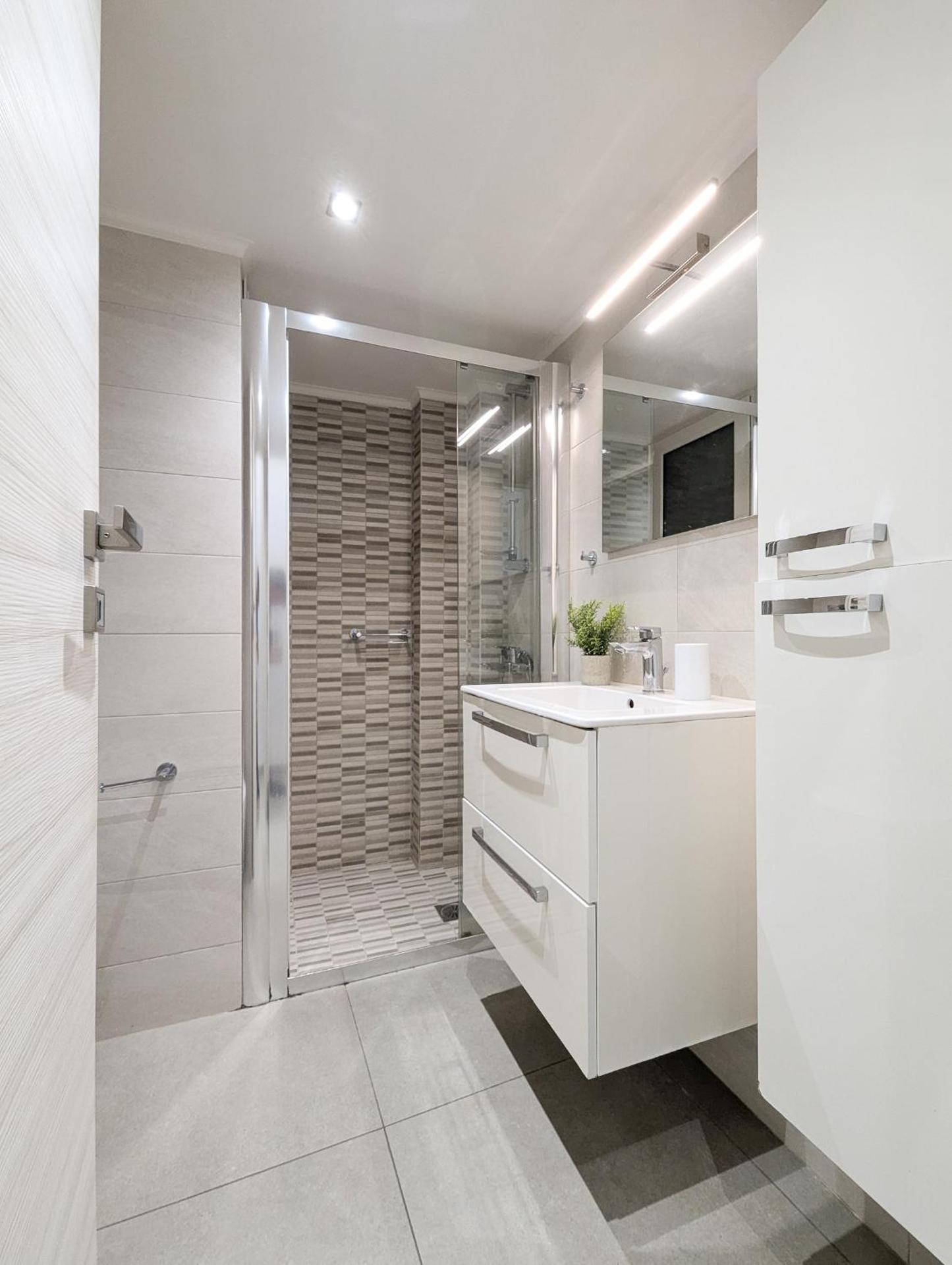 Modern&Stylish 1BD apt next metro and Acropolis