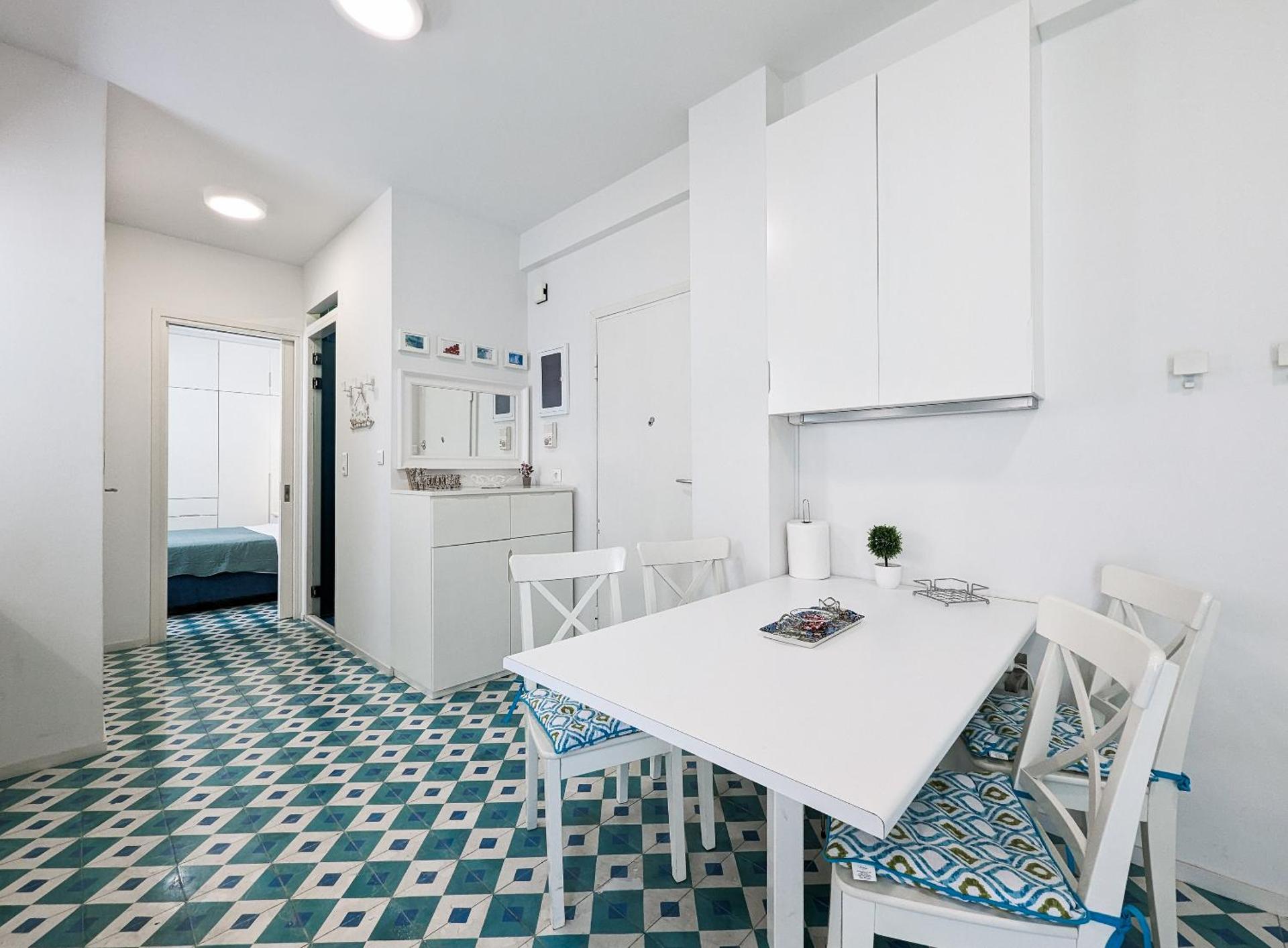 Greek island styled 1BD apt 500m from the sea