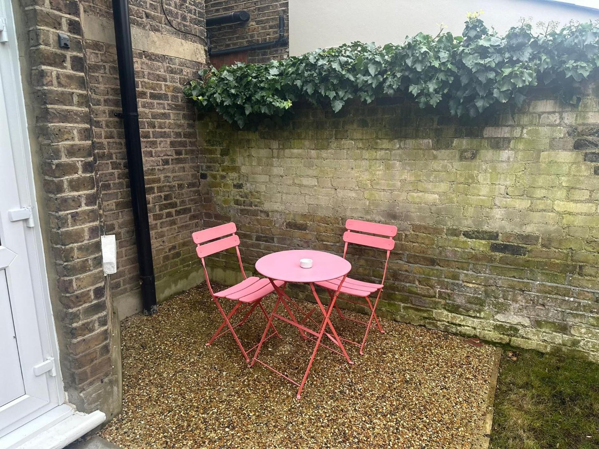 Charming Apartment in West Ealing, 12 Mins to Central London by Train, Free Parking, 8-Min Walk to Station