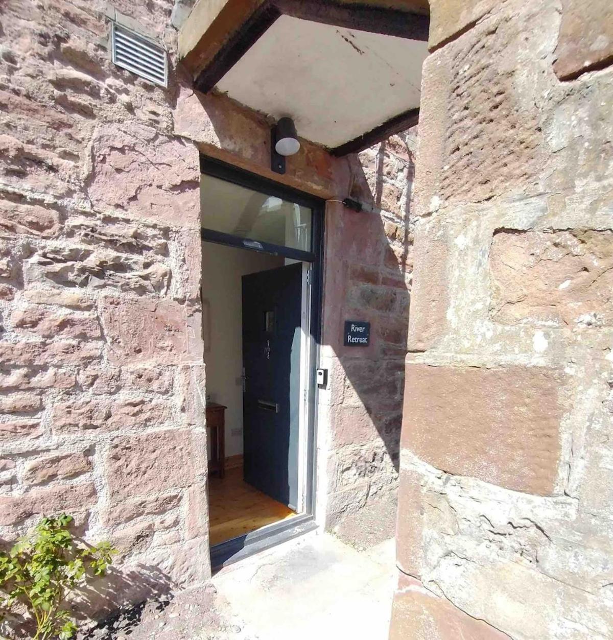 River Retreat - Riverside Apartment in Inverness City Centre