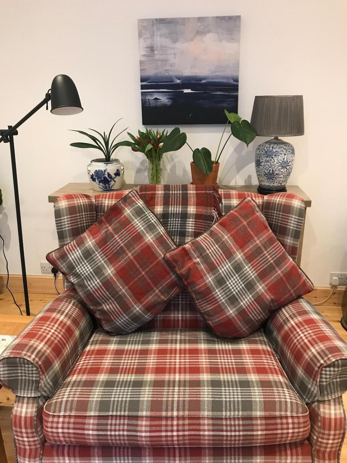 River Retreat - Riverside Apartment in Inverness City Centre